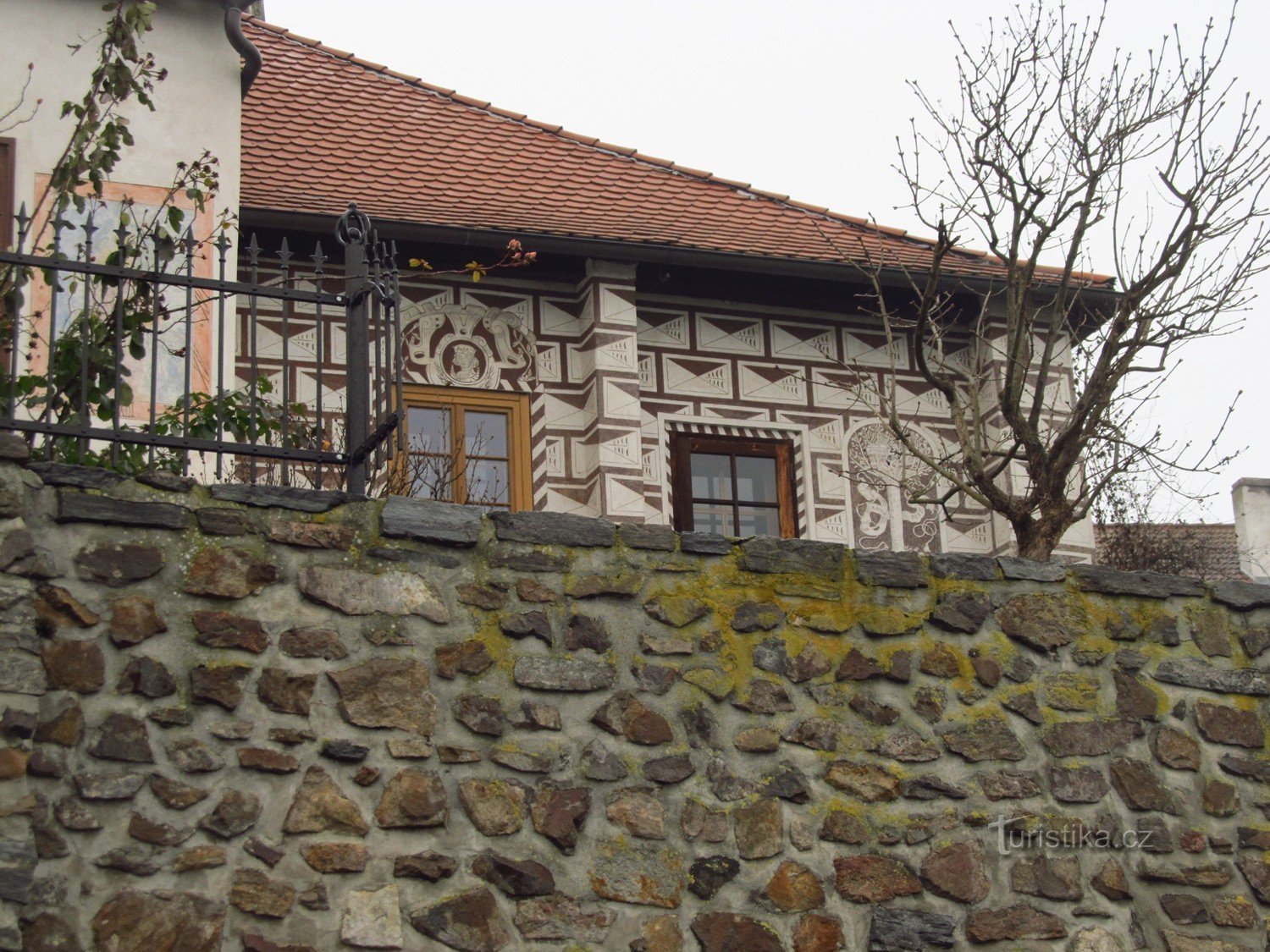 Casa acima das paredes em Kadani