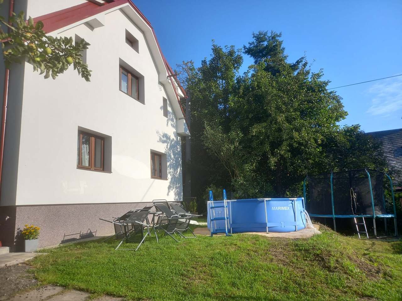 Domek u pomníku Poniklá