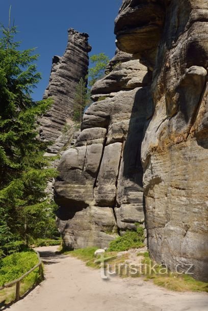 Dominantna i najviša stijena Teplickih stijena, Skalní koruna