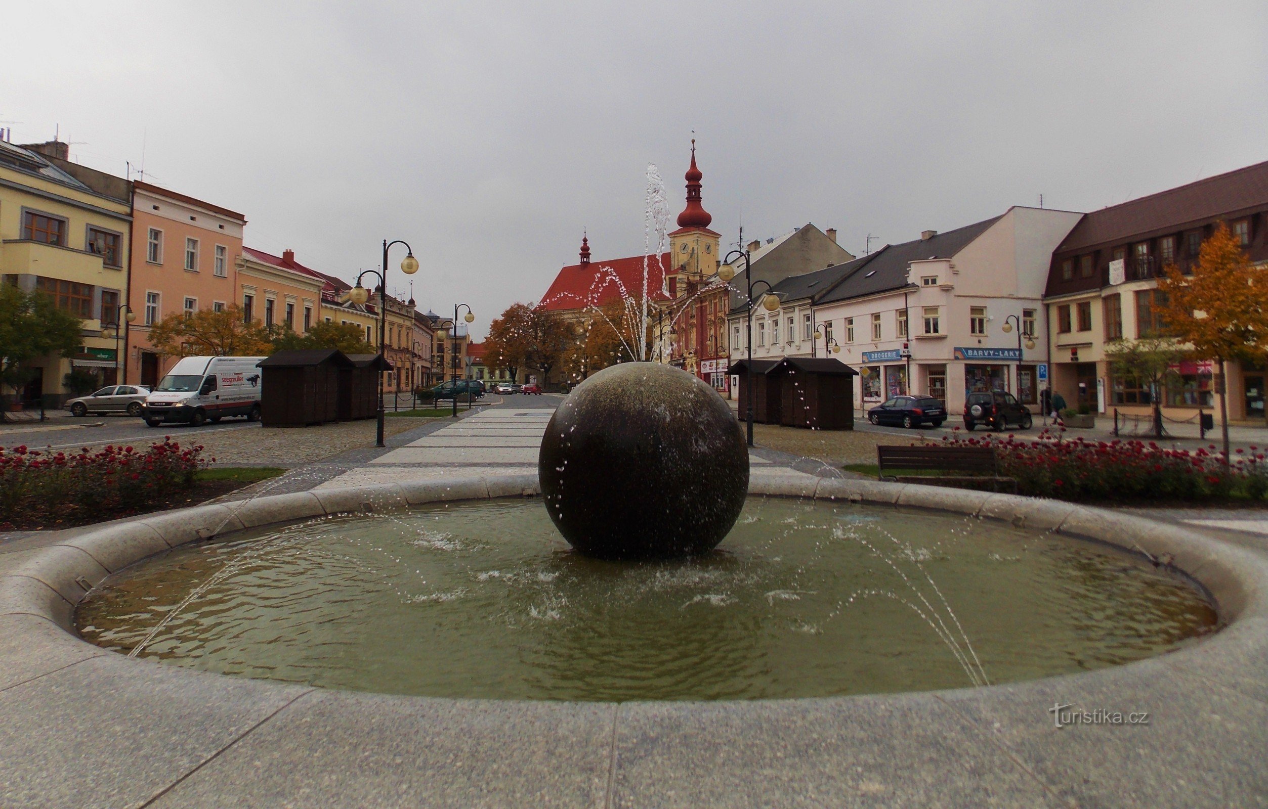 Het dominante kenmerk van Holešovský náměstí is de ronde fontein