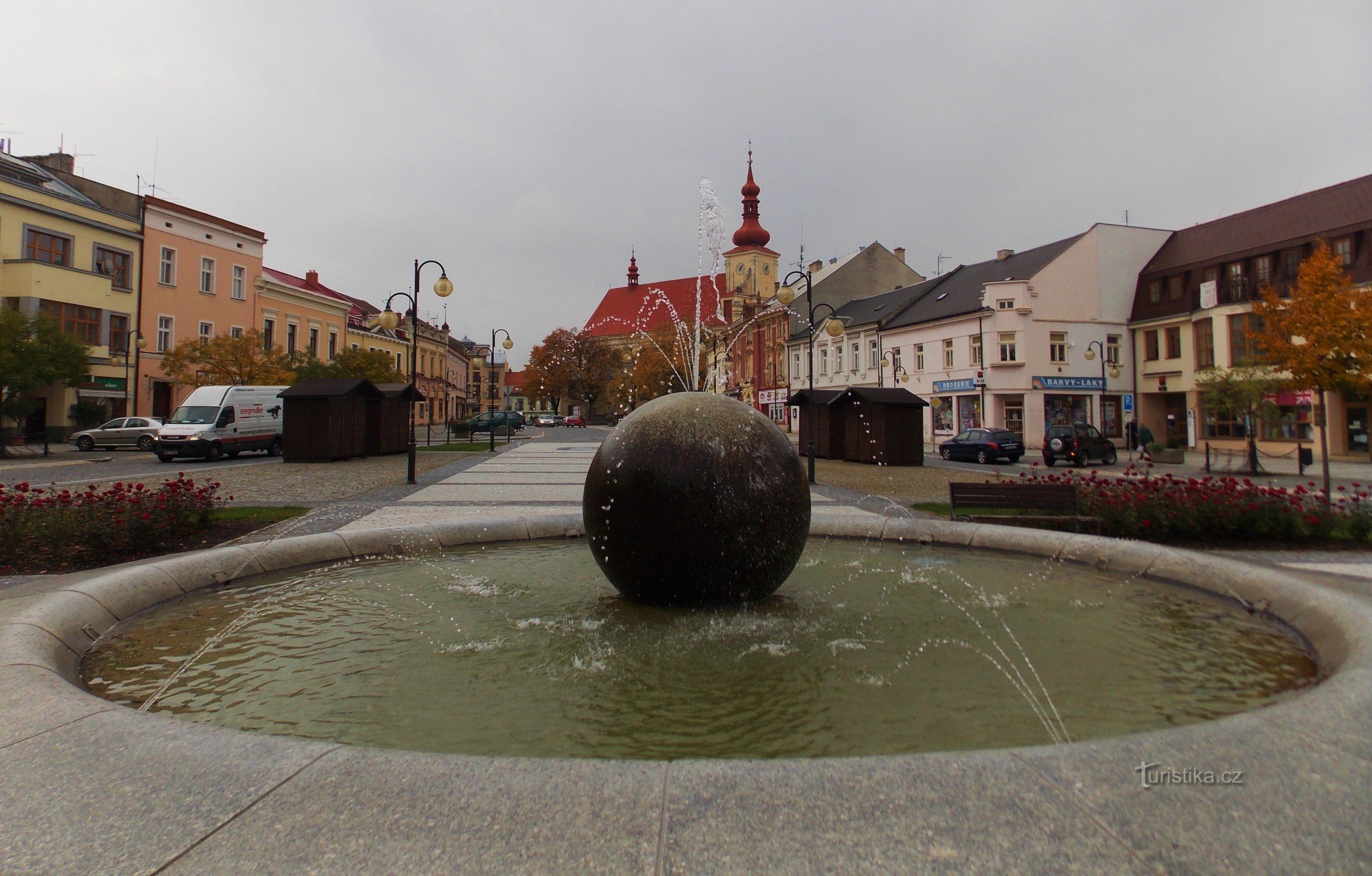 Holešovský náměstí domináns eleme a kör alakú szökőkút