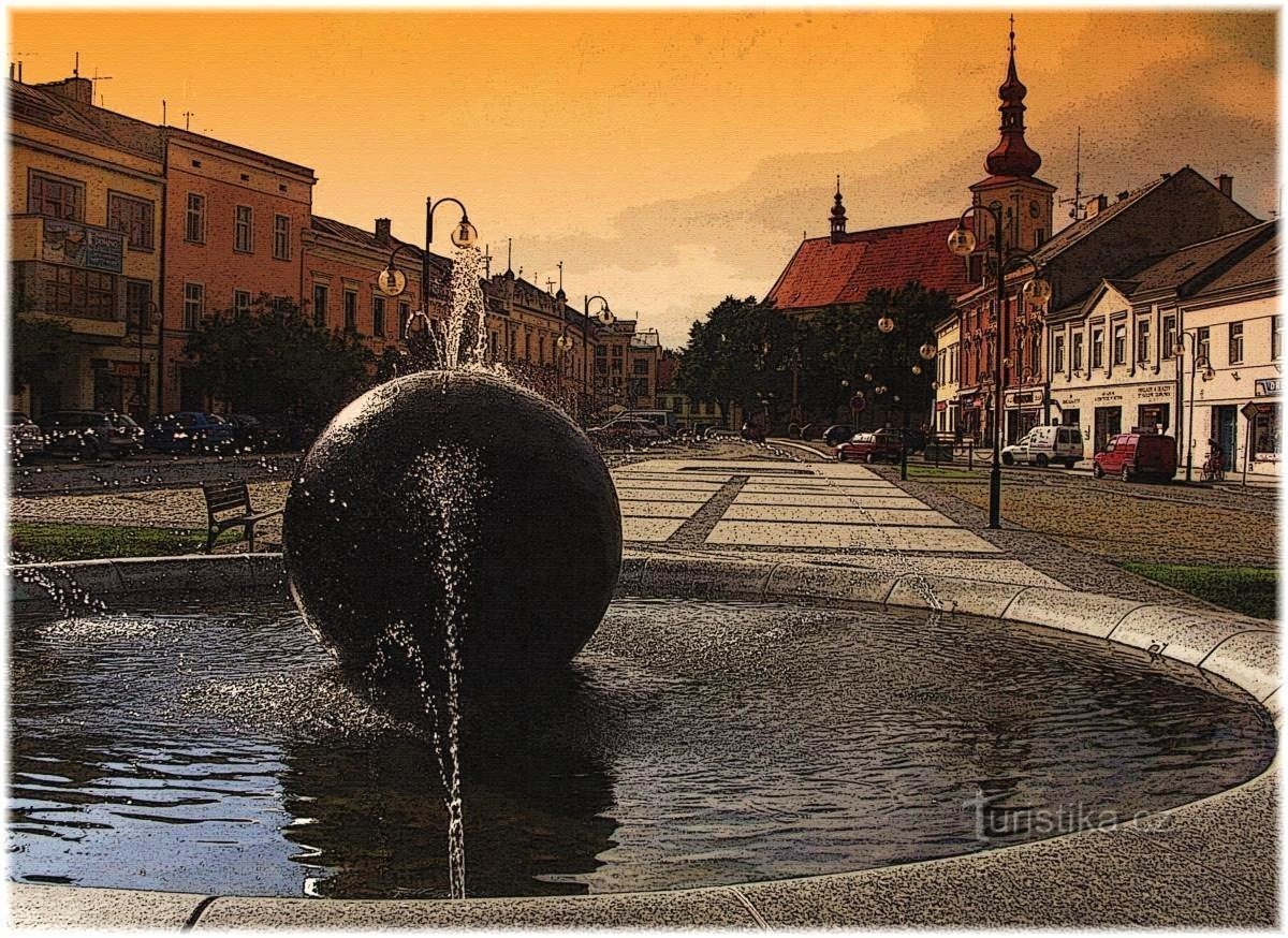 Доминантой Голешовской площади является круглый фонтан.