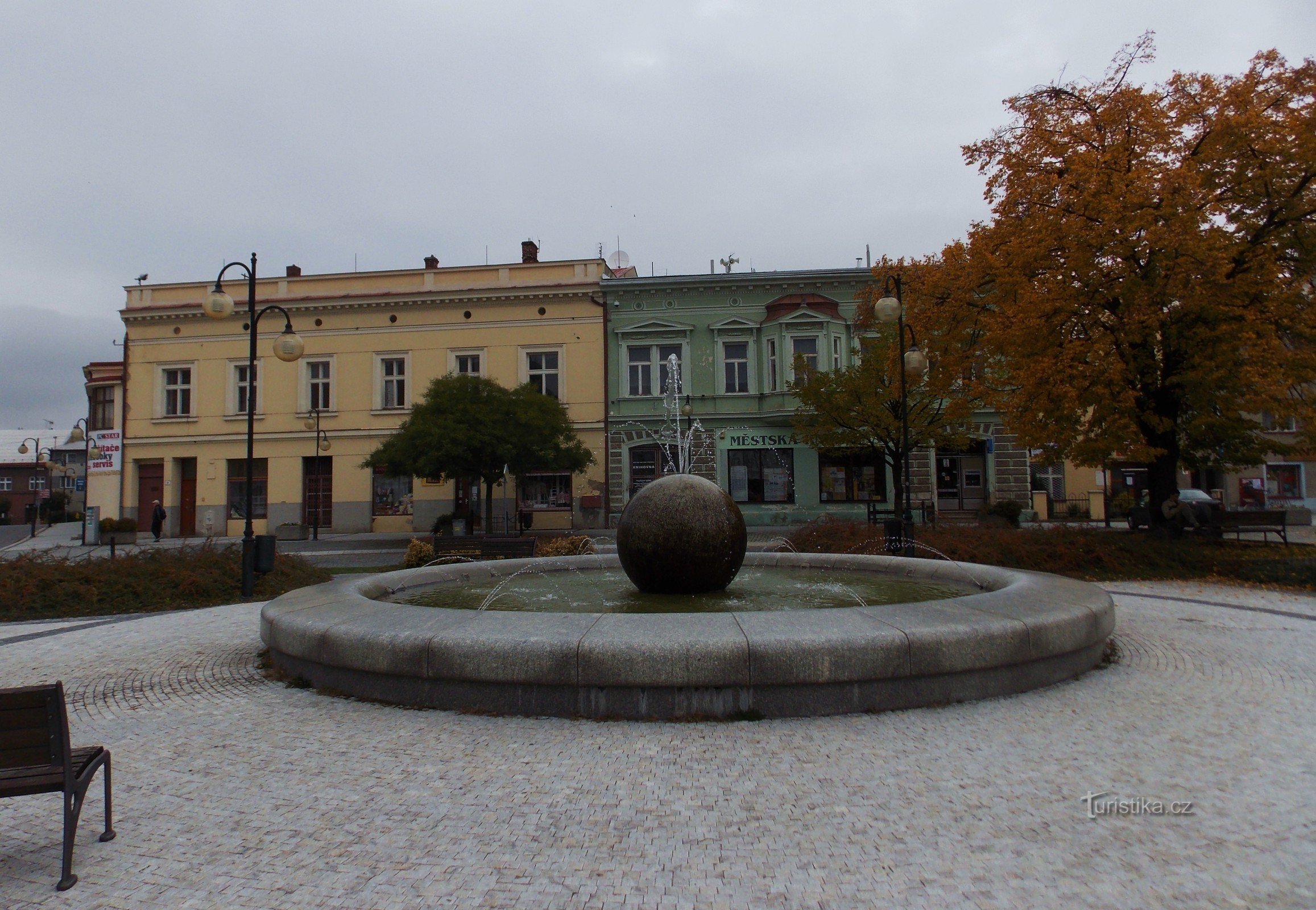 Det dominerende træk ved Holešovský náměstí er det cirkulære springvand