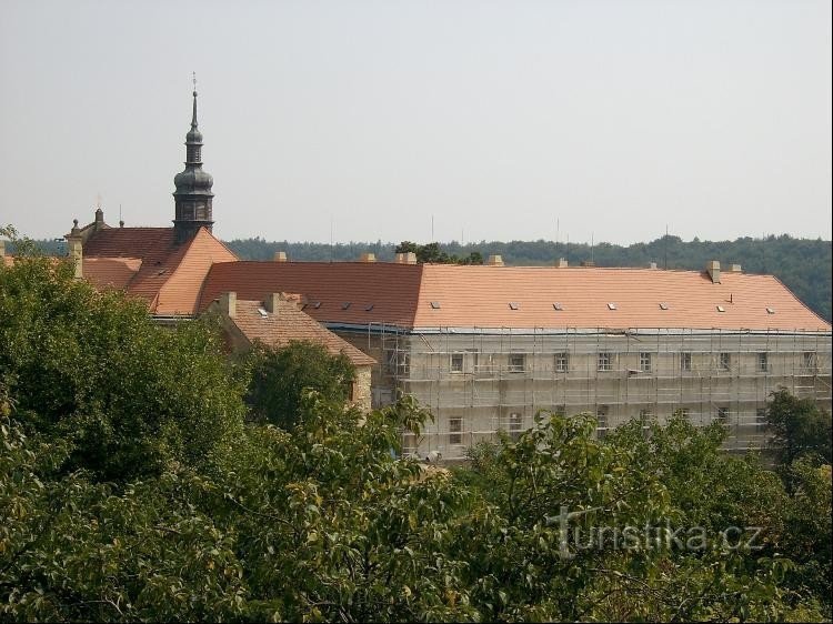 Dominante da aldeia: A silhueta do mosteiro de St. domina a aldeia de Tuchoměřice. Bem-vindo