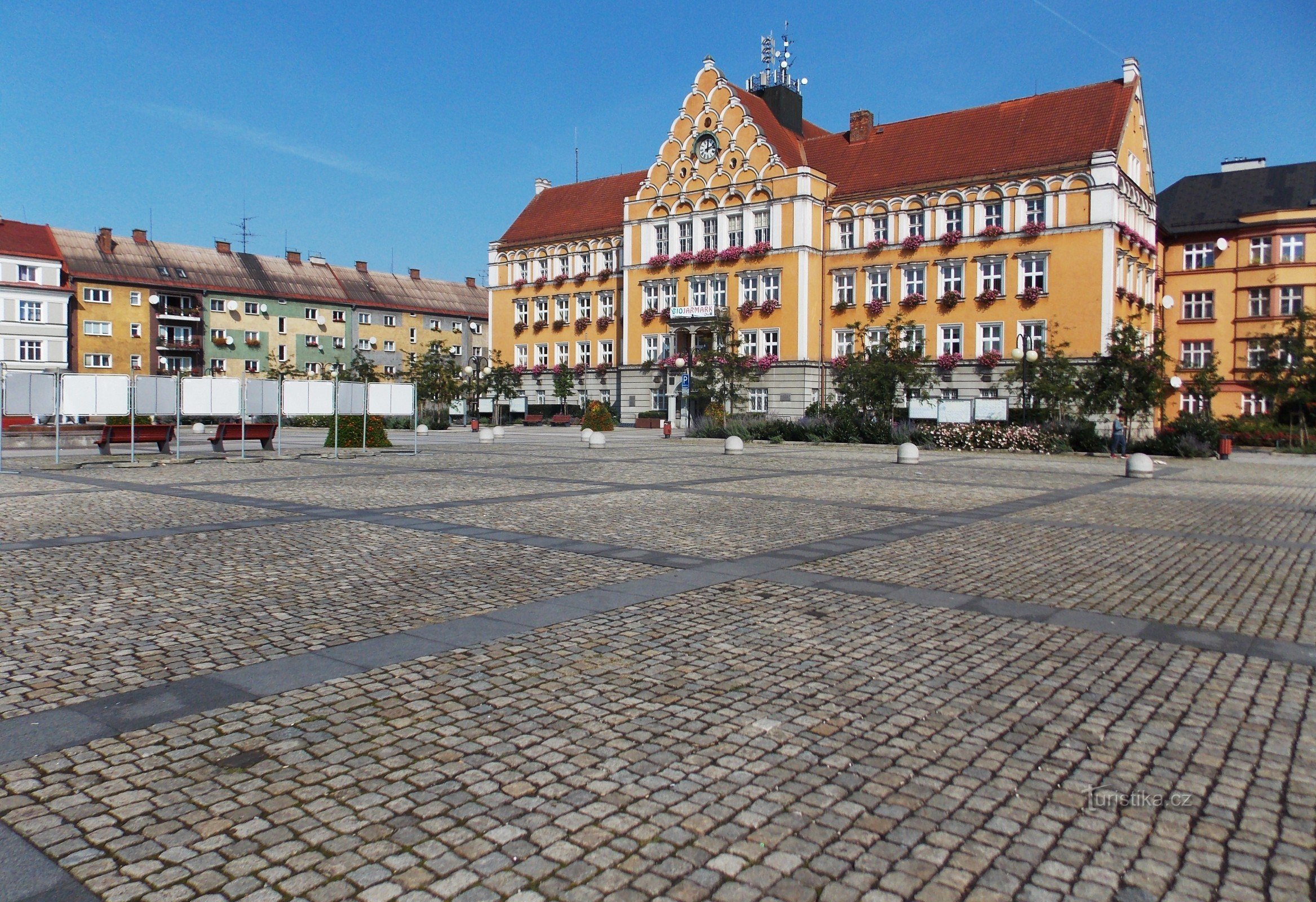 Det dominerande inslaget på Těšín-torget är rådhusbyggnaden