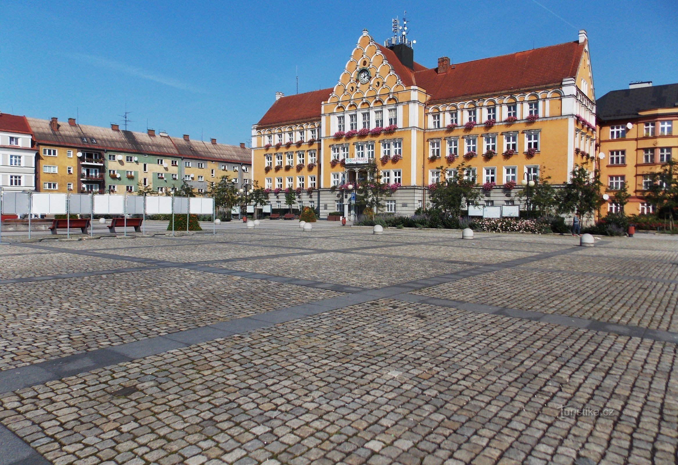 Het dominante kenmerk van het Těšín-plein is het stadhuisgebouw