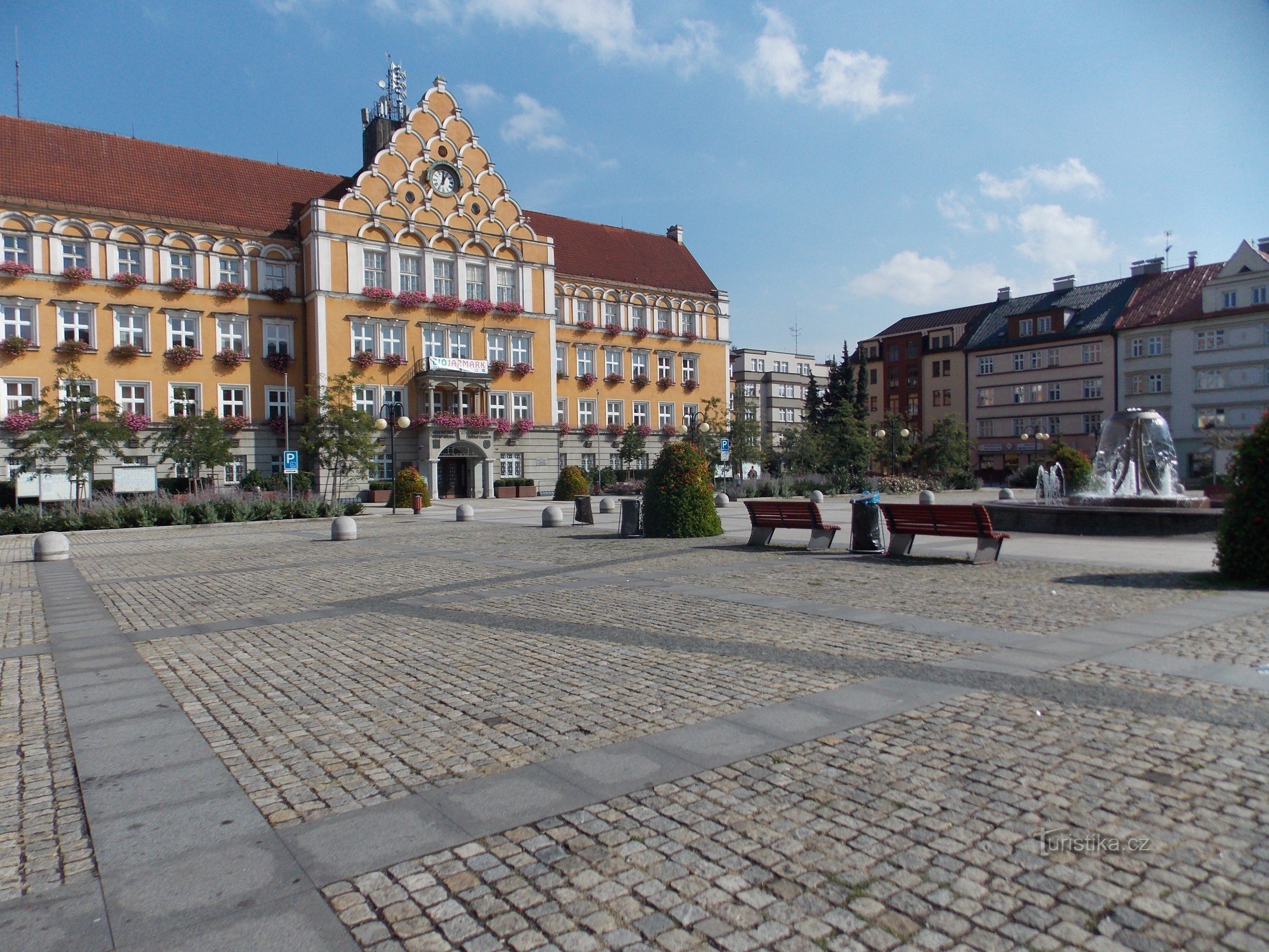 Det dominerende træk ved Těšín-pladsen er rådhusbygningen