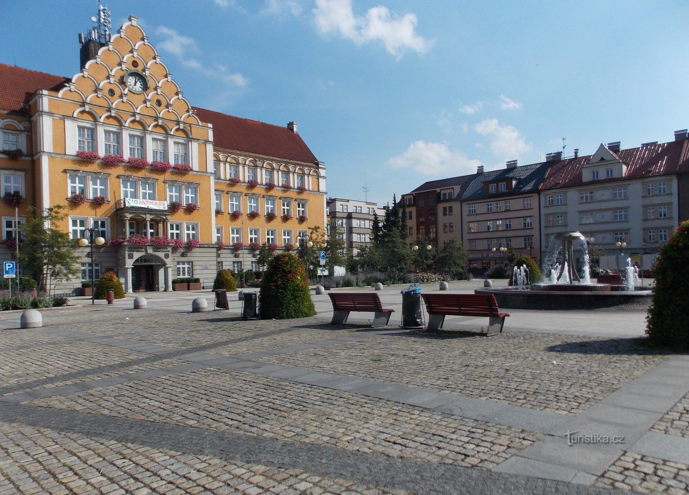 La caratteristica dominante della piazza Těšín è l'edificio del municipio