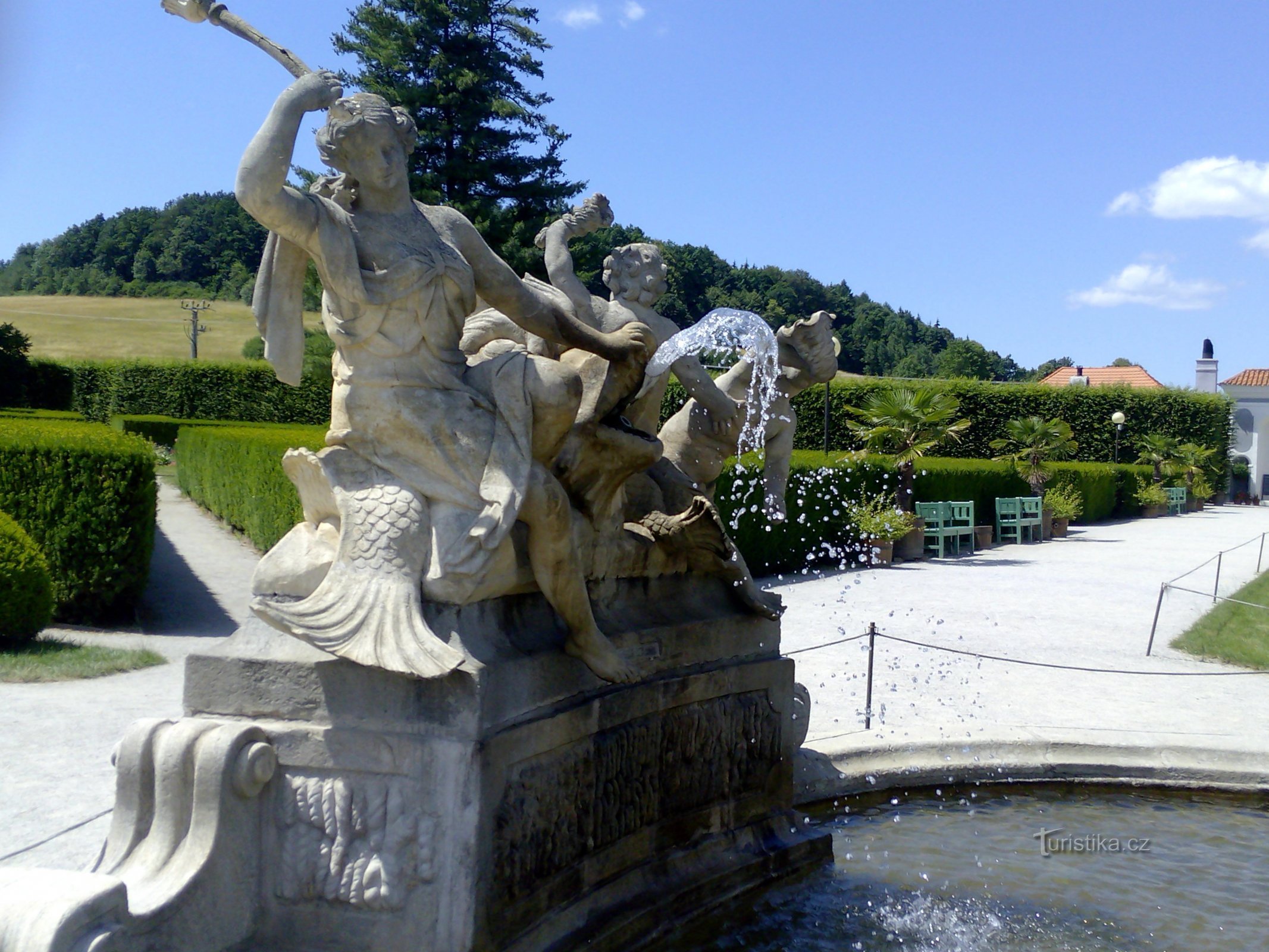 花园的主要特色是喷泉