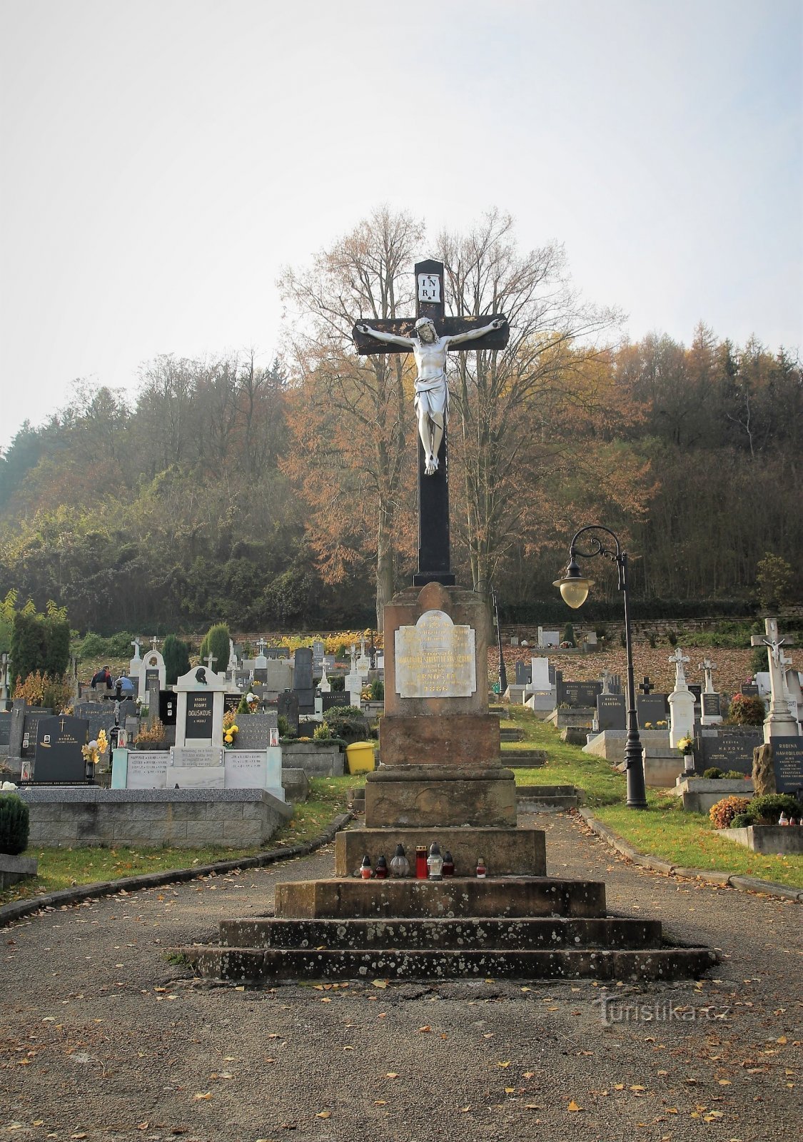 Dominantes Kreuz in der Mitte des Friedhofs