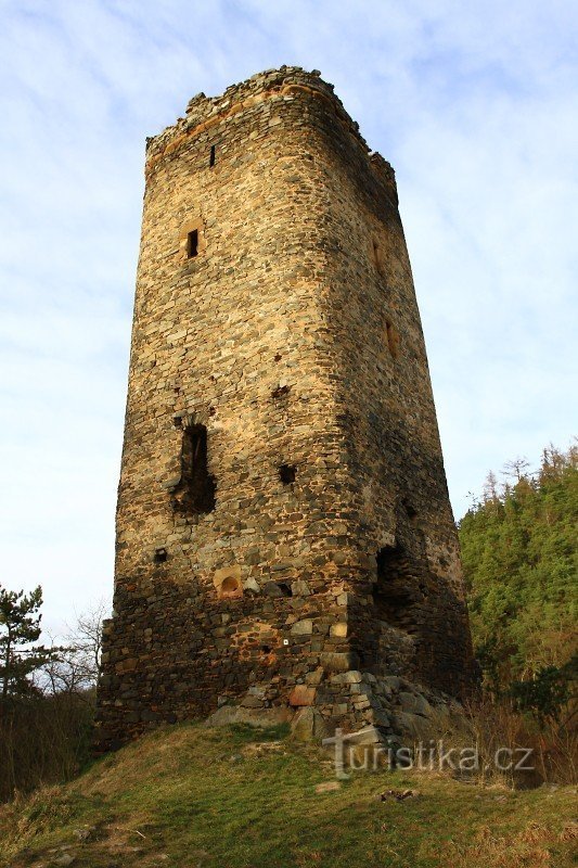 Dominantní stavba hradu, věž, je dodnes v dost zachovalém stavu. Prasklina po ce