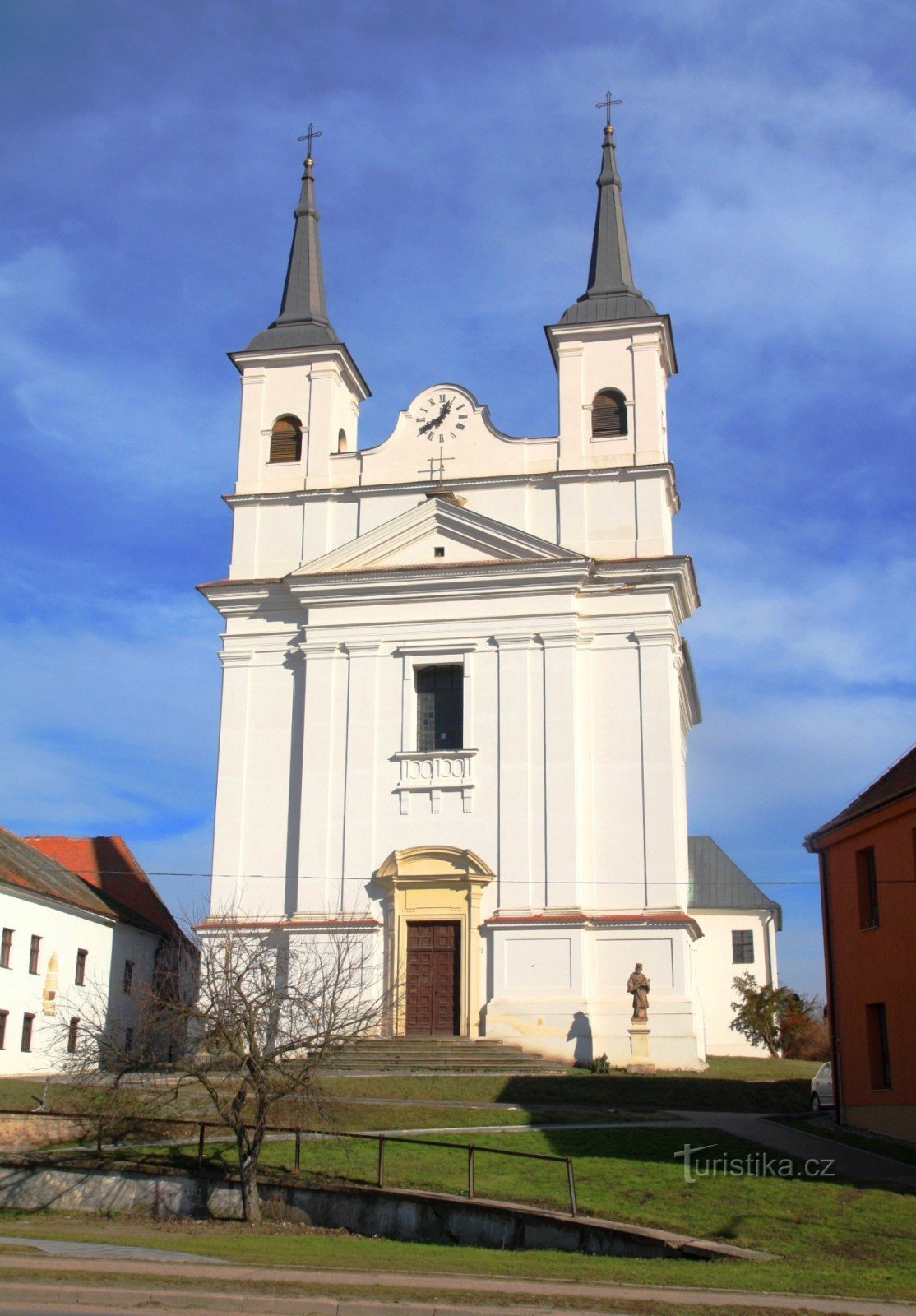 De kerk van de Heilige Drie-eenheid domineert de gemeente