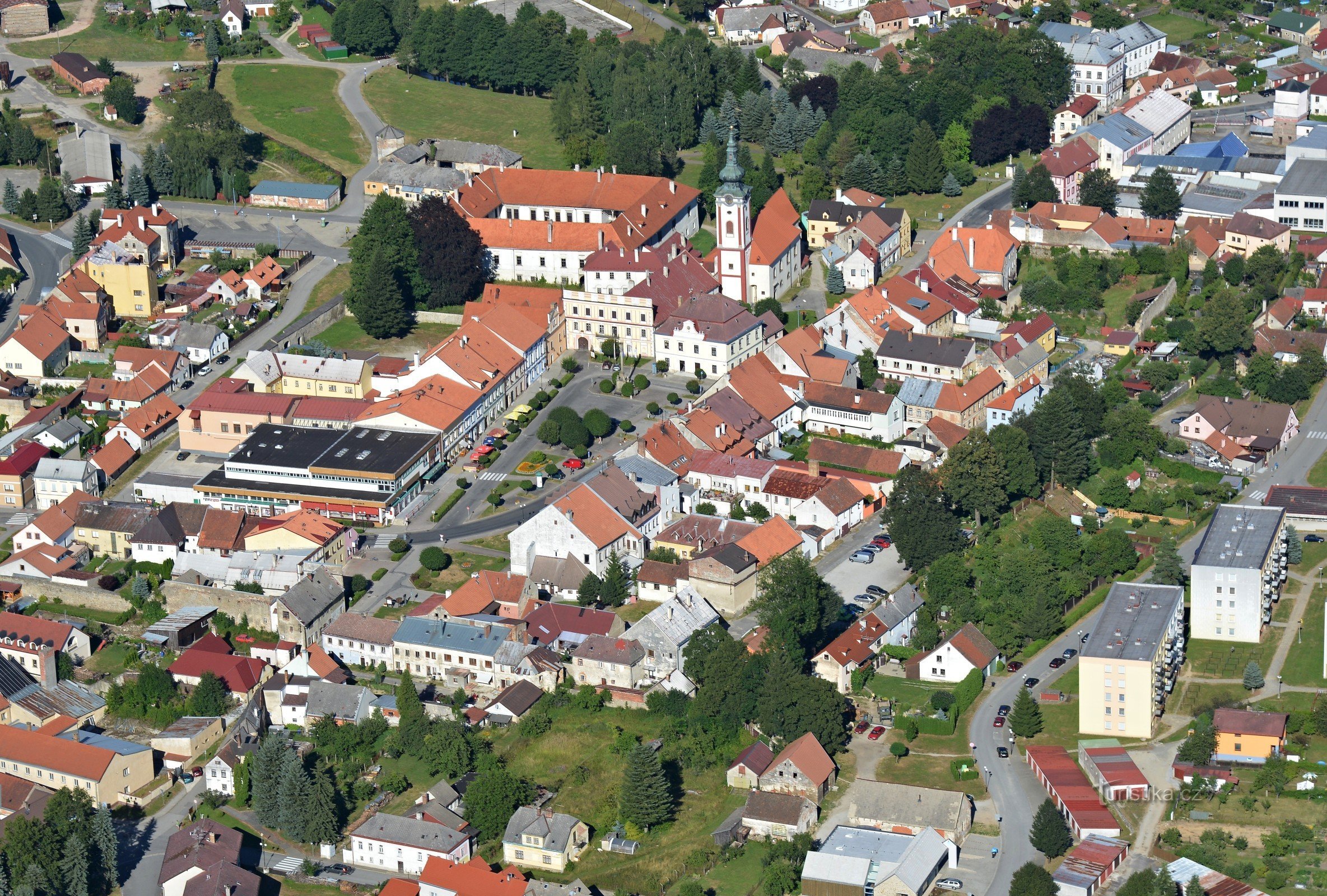 A característica dominante de Nová Bystřice é a igreja de St. Pedro e Paulo