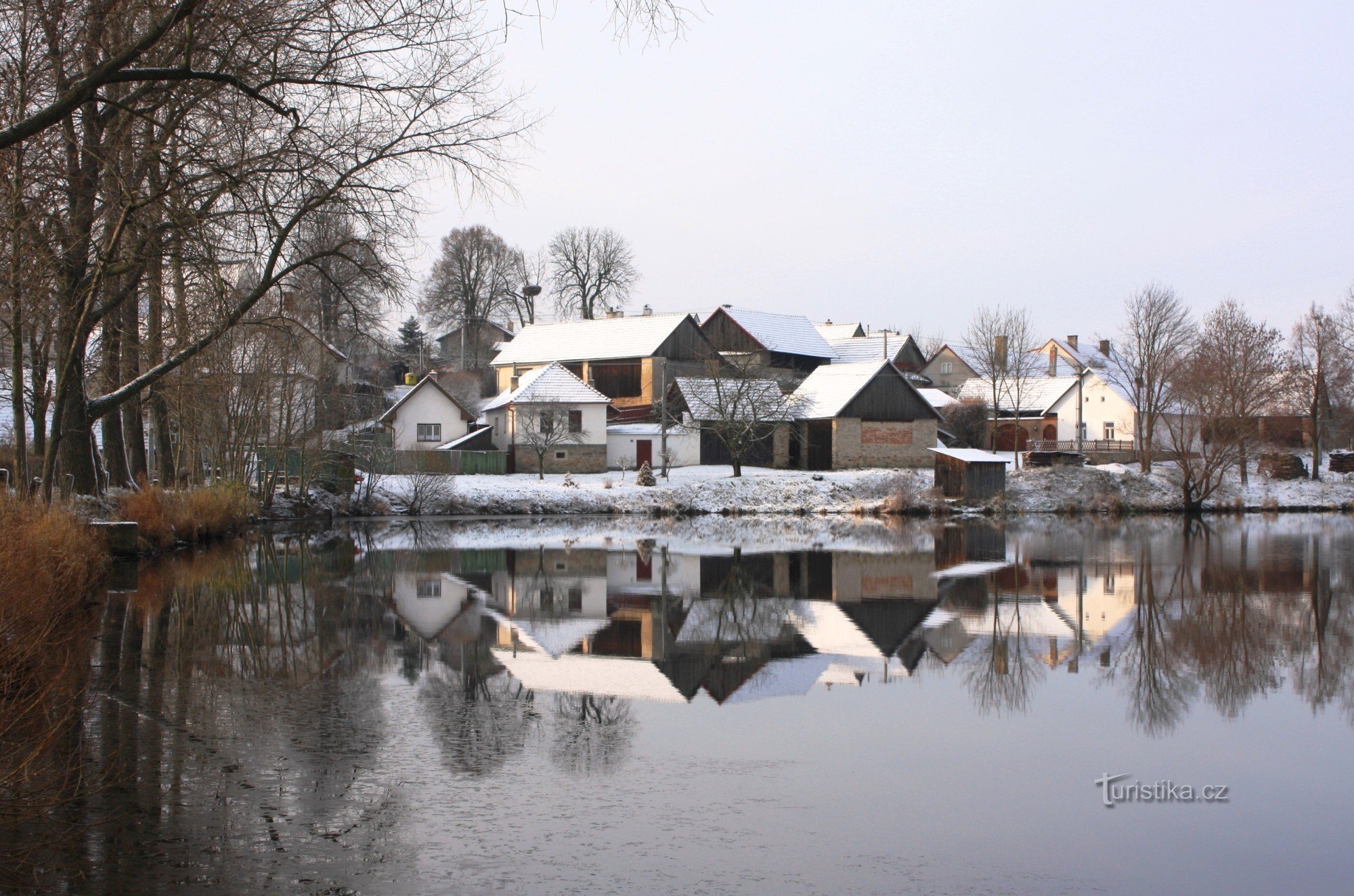 Les maisons de Ron se reflètent sur la surface de l'eau