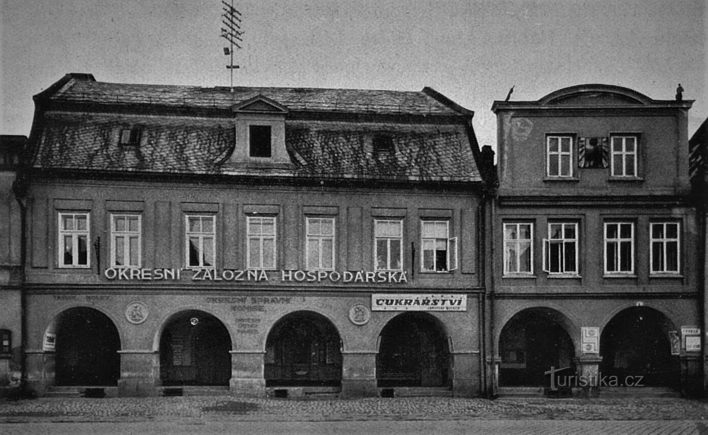 Hus nr 51-52 på dagens tjeckoslovakiska armétorg i Jaroměř efter 1921