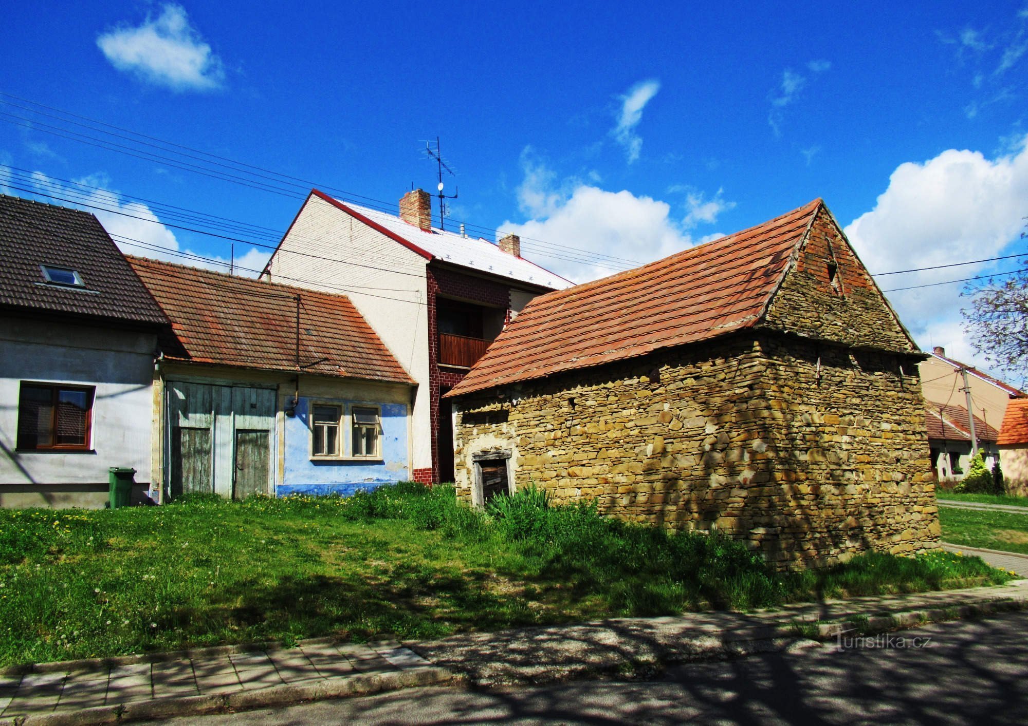 Casas de arquitetura popular na aldeia de Hrubá Vrbka em Slovácko