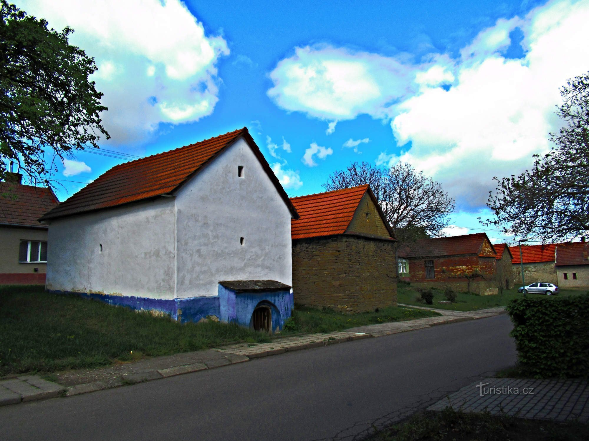 Huizen met volksarchitectuur in het dorp Hrubá Vrbka in Slovácko