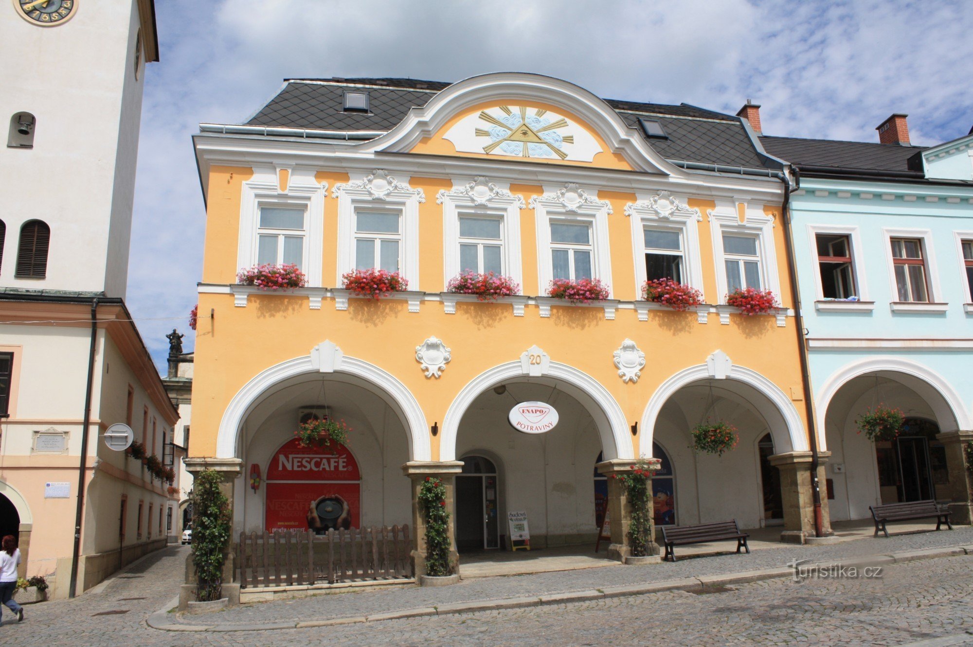 Maisons sur une place avec une arcade