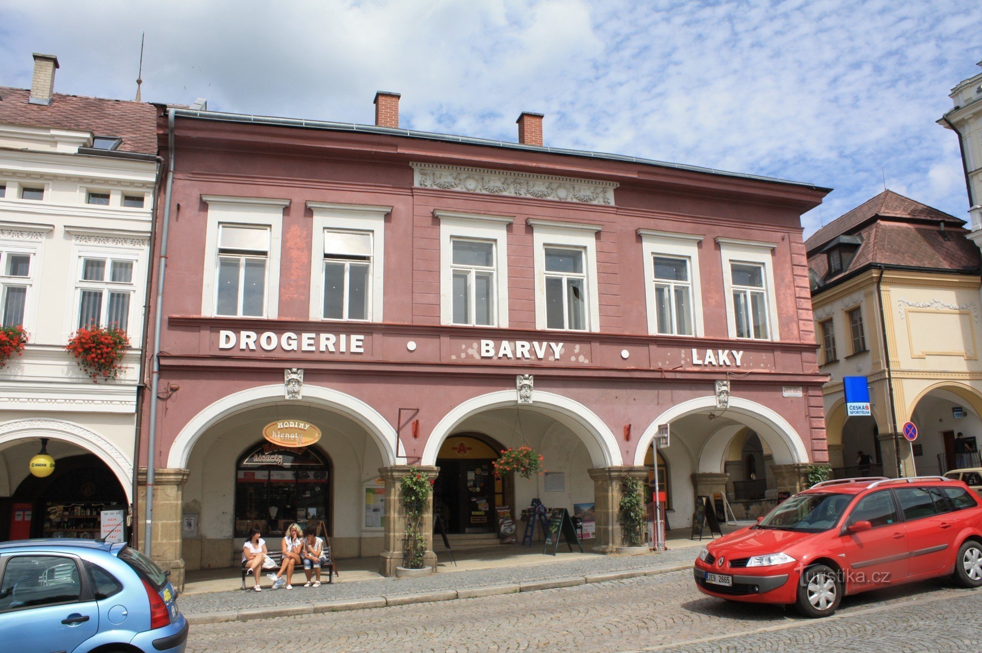 Maisons sur une place avec une arcade