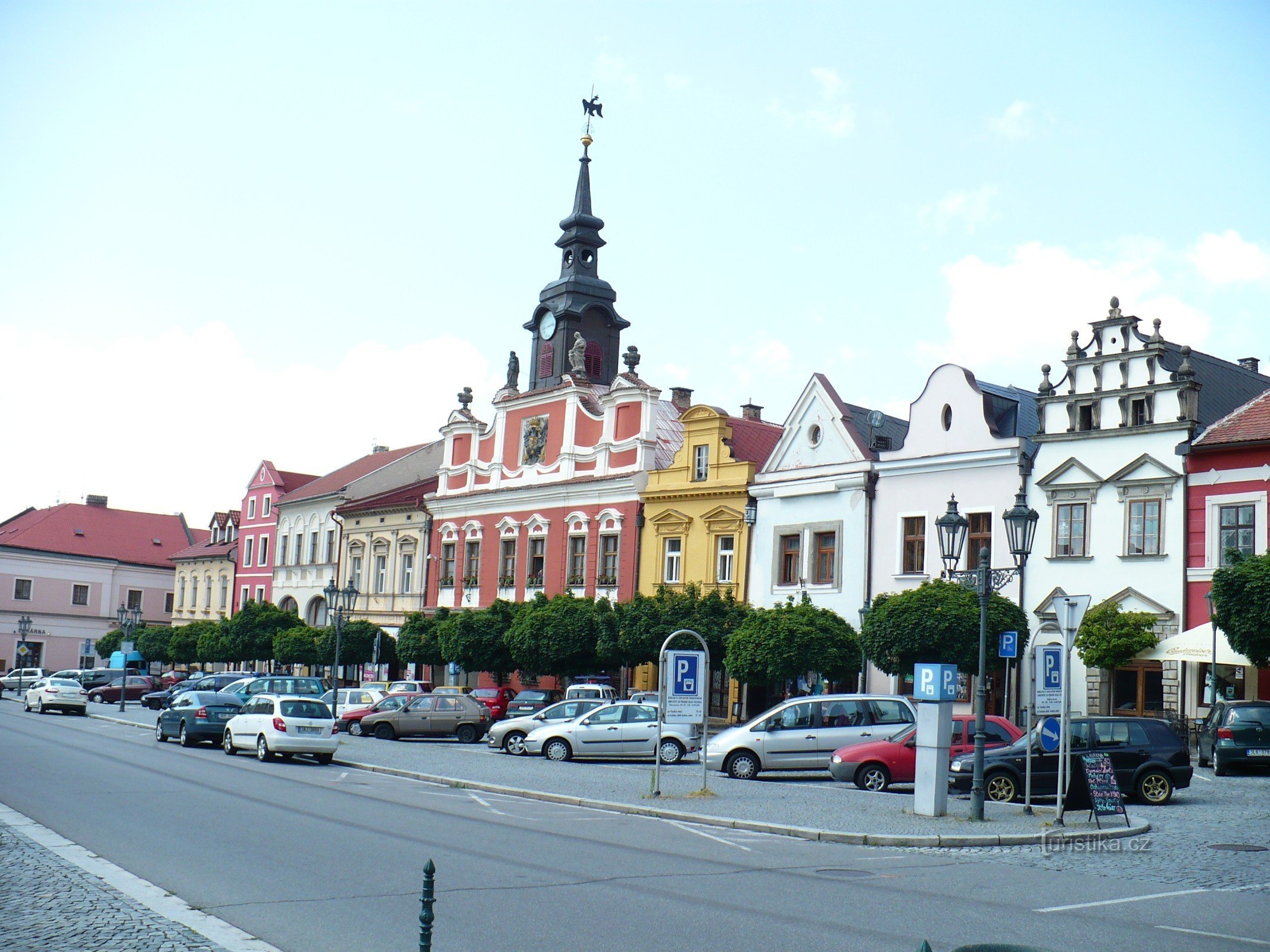 casas na praça, no meio da Câmara Municipal Velha