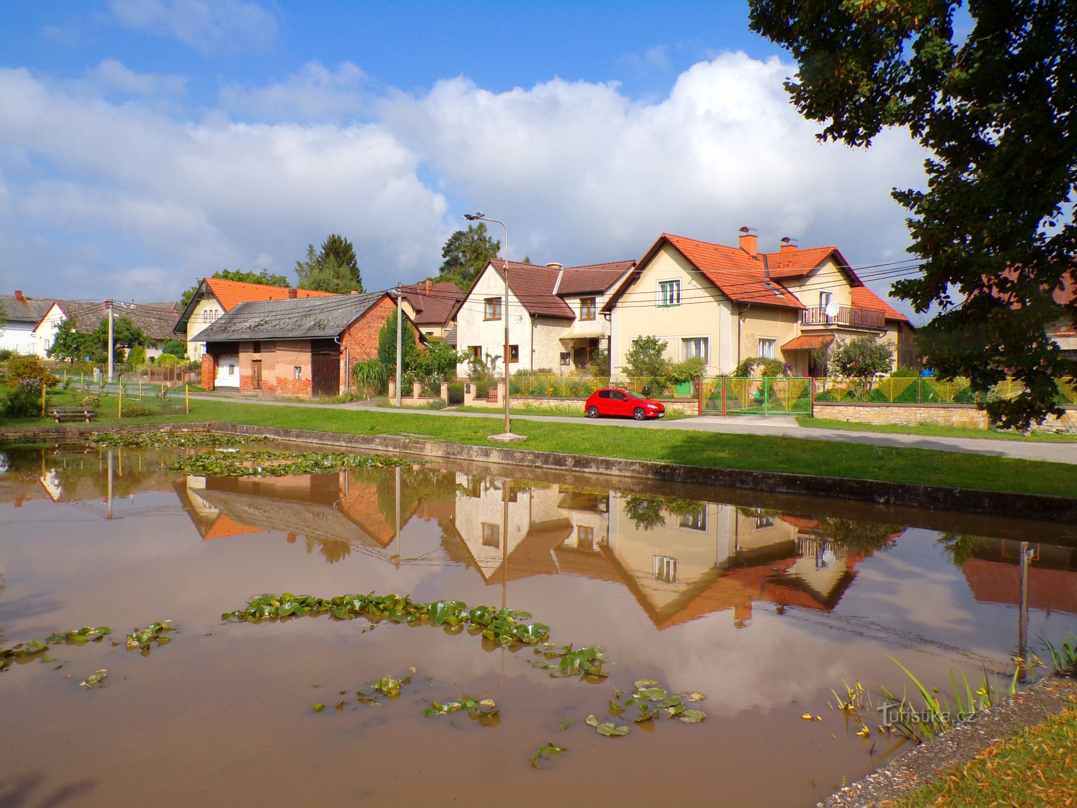 Huse nær landsbyens brandreservoir (Miskolezy, 29.8.2022/XNUMX/XNUMX)