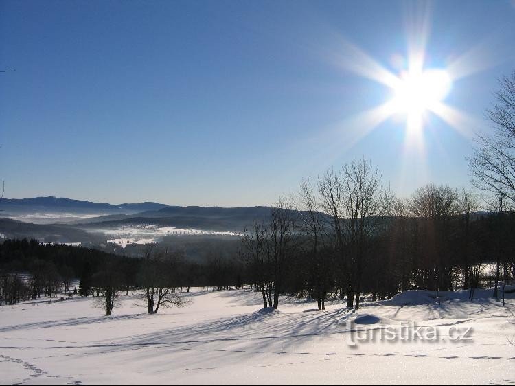 Matin à Šumava : En arrière-plan se trouve le village de Stožec