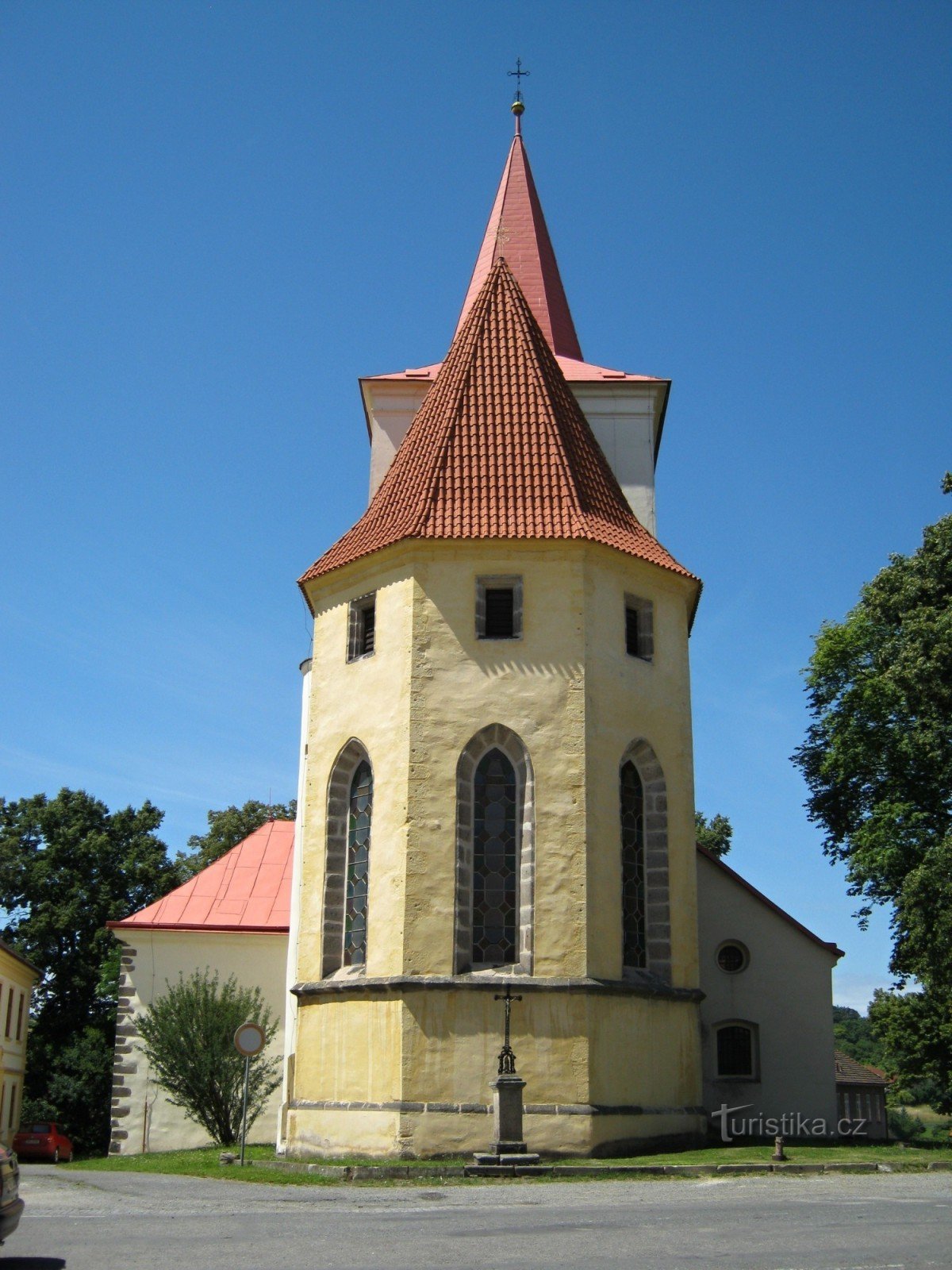 Dotarłem na plac do muzeum