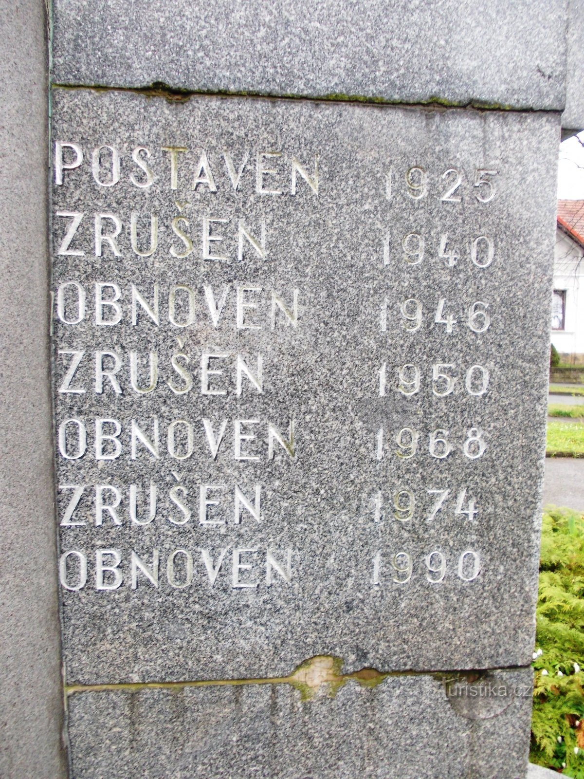 plaque on the back of the monument