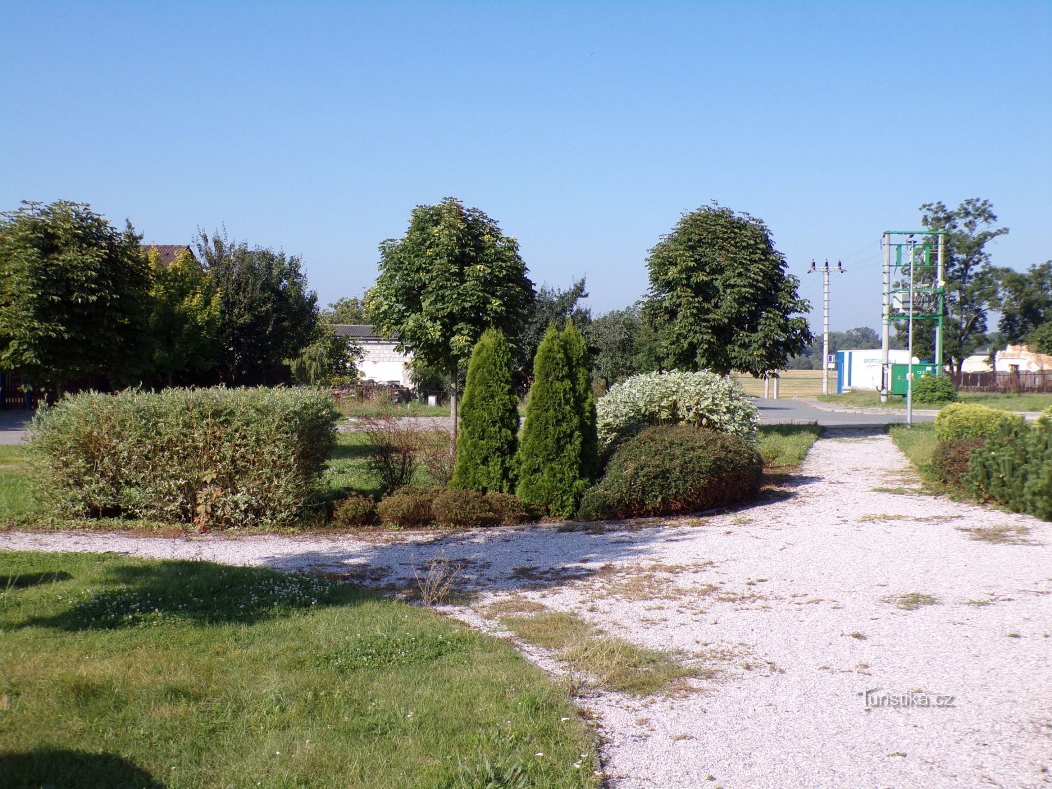 Az eddig névtelen park a fogadóval szemben (Vysoká nad Labem, 3.9.2021.)