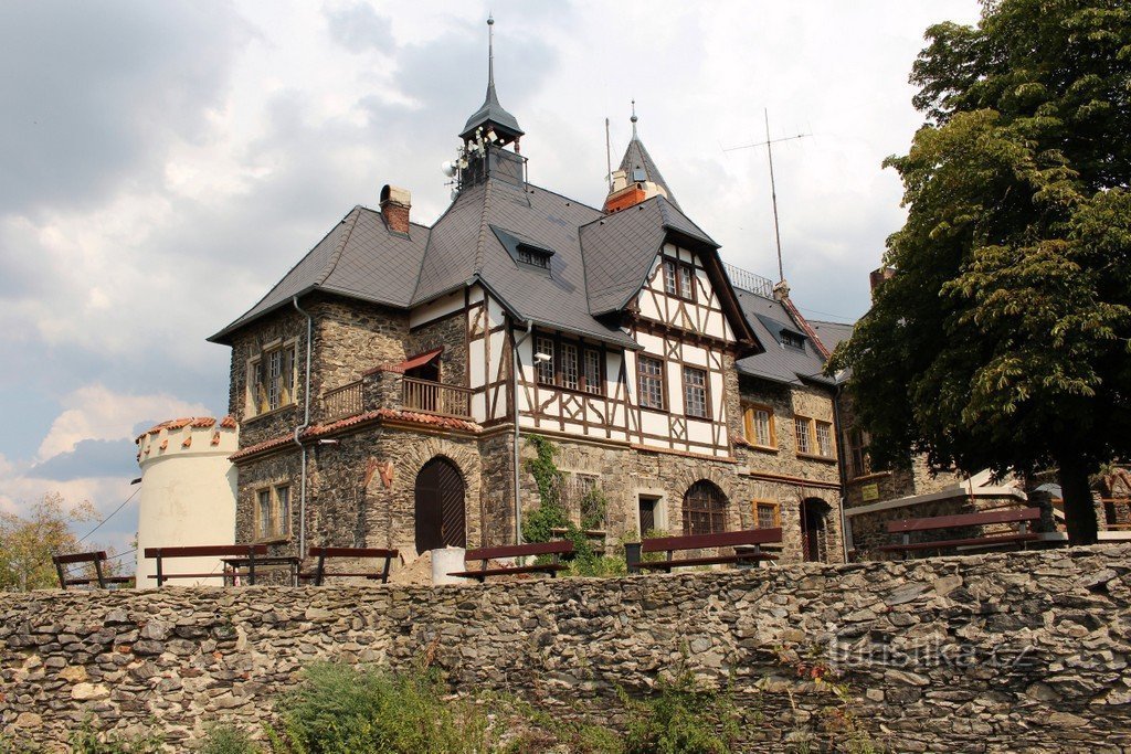 Doubravka, lâu đài cung điện