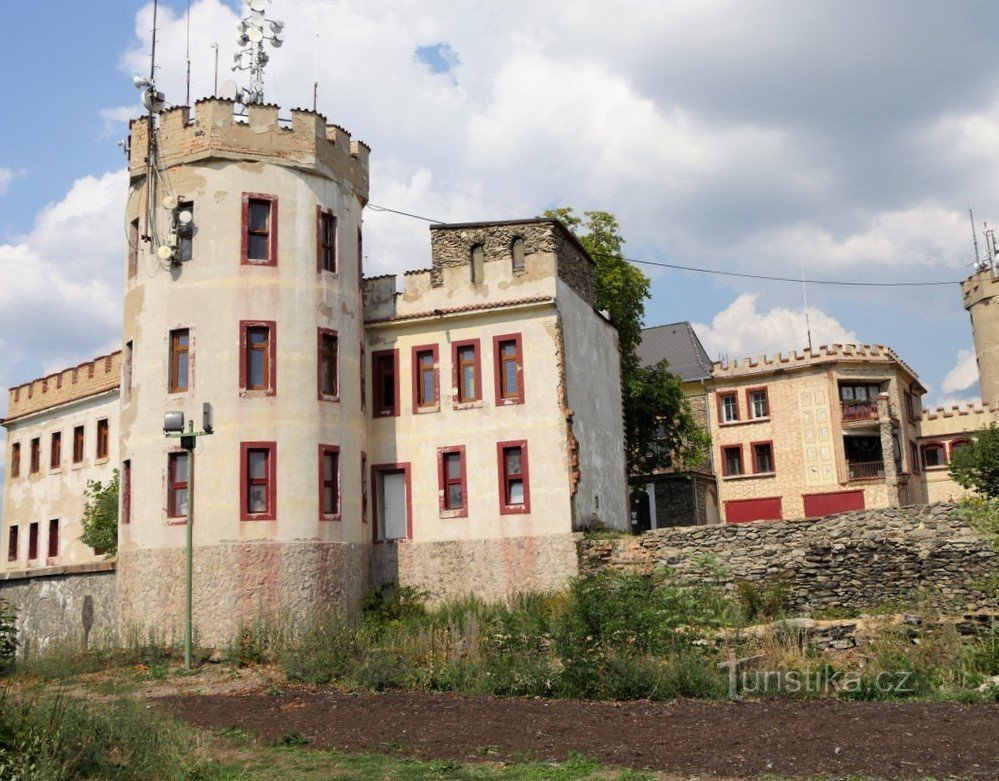 Doubravka, gebouw aan de westkant