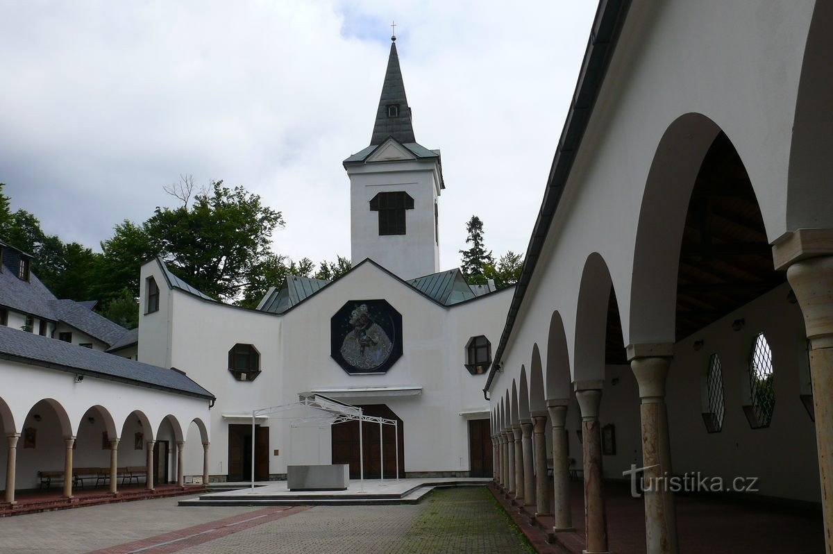 Jeseníky Urlaub 1. Tag - Unterkunft und Wallfahrtskirche der Muttergottes der Hilfe