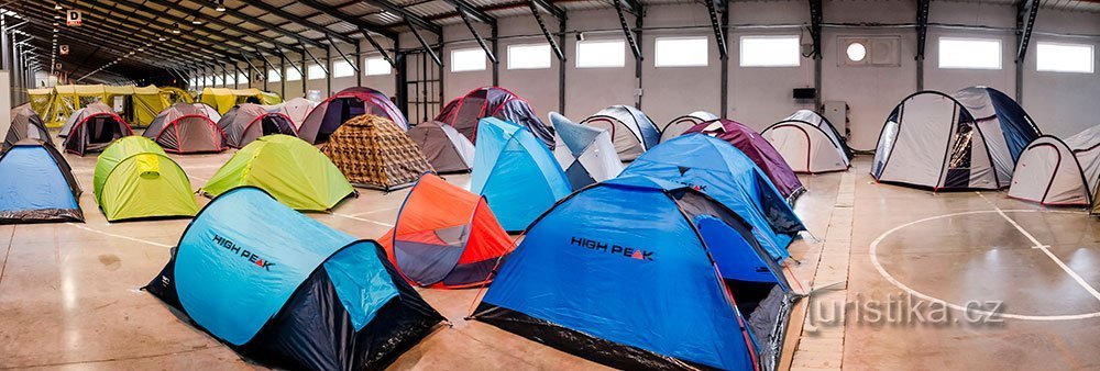 Les vacances commencent à l'exposition de la tente. Touristes, campeurs, sportifs et voyageurs seront ici équipés