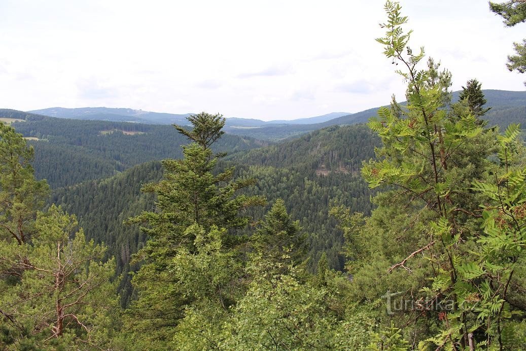 Drageklipper, udsigt over Křemelná-dalen