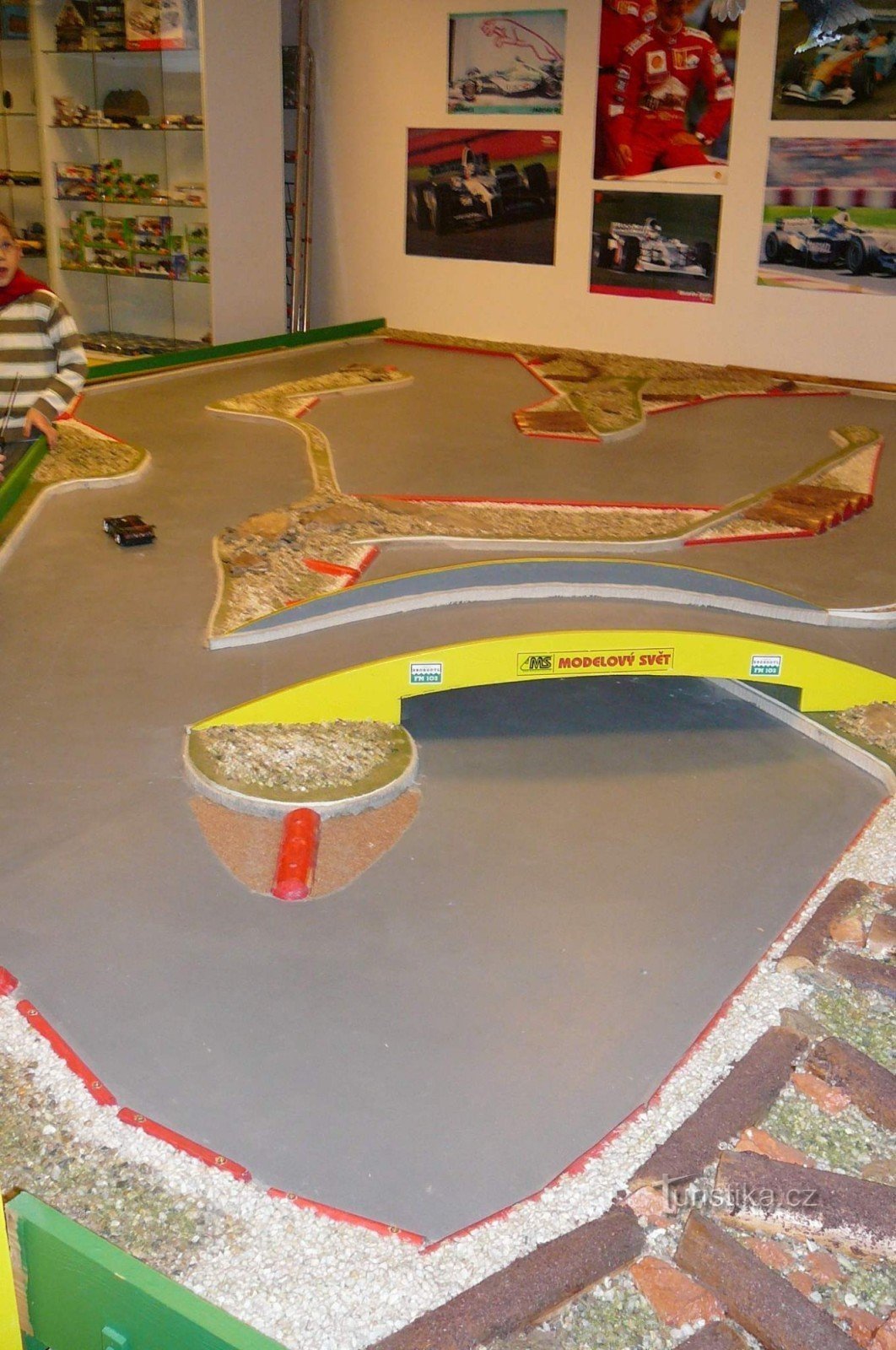 Pista con auto RC