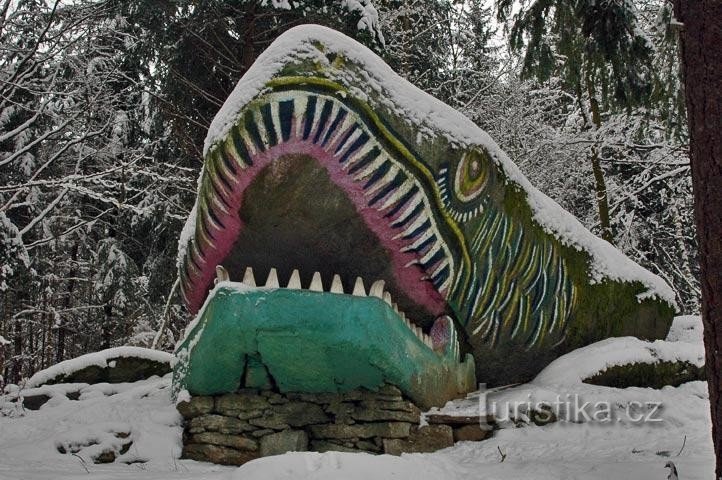 rồng: bạn có thể gặp một con rồng đá trong công viên rừng trên đồi Prašivec