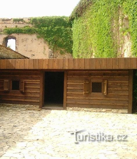 Dřevčice fästning: Ett stort antal bevarade dokument och dokument klassificerar denna byggnad som c