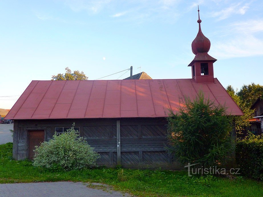 Dřevěná bouda ze zvonicí