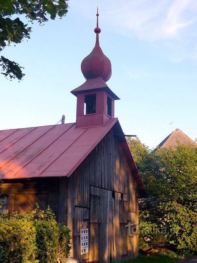 Trä klocktorn hus