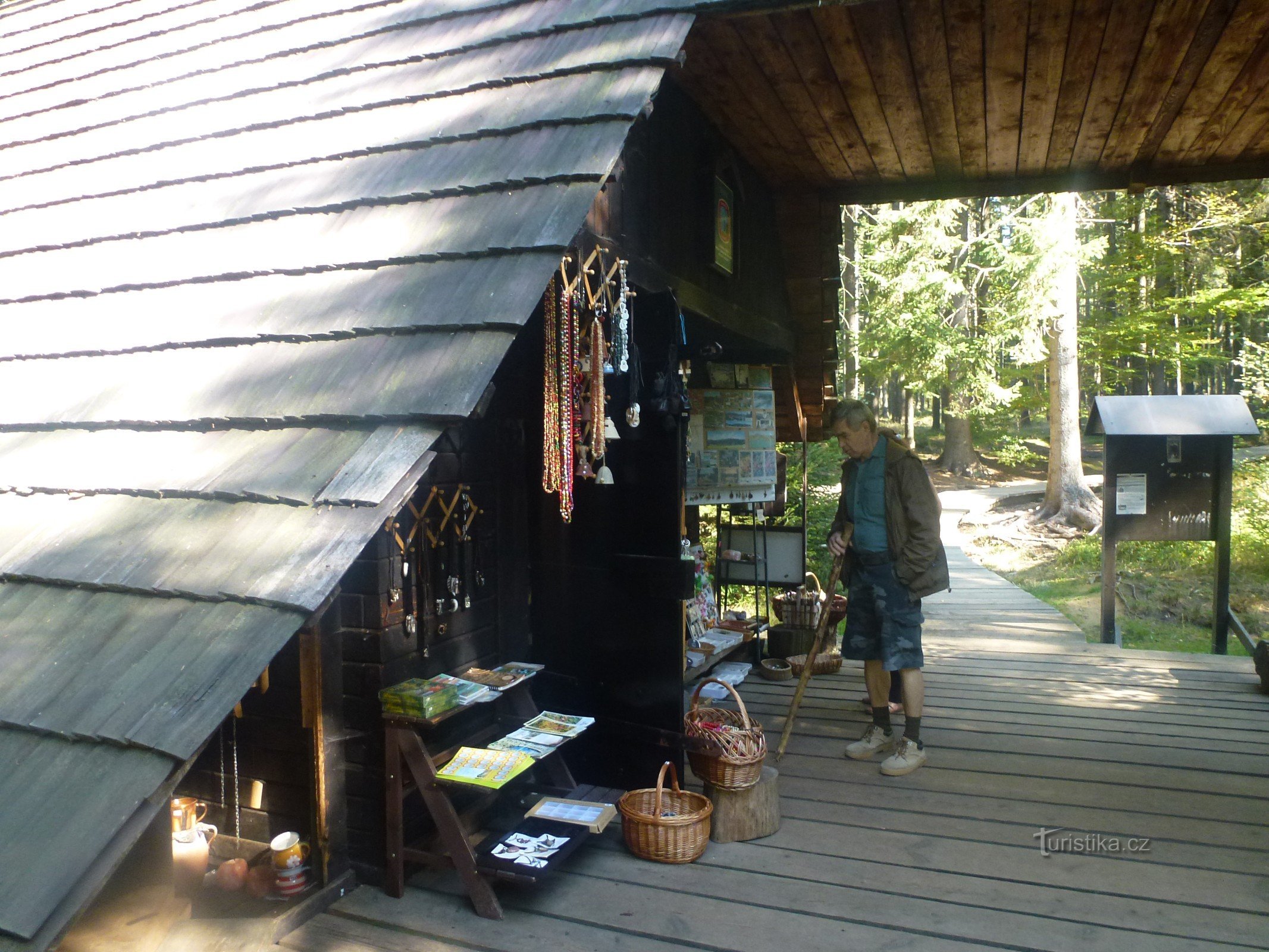 Eine Holzhütte, in der Touristen neben Eintrittskarten auch eine Reihe von Souvenirs kaufen können