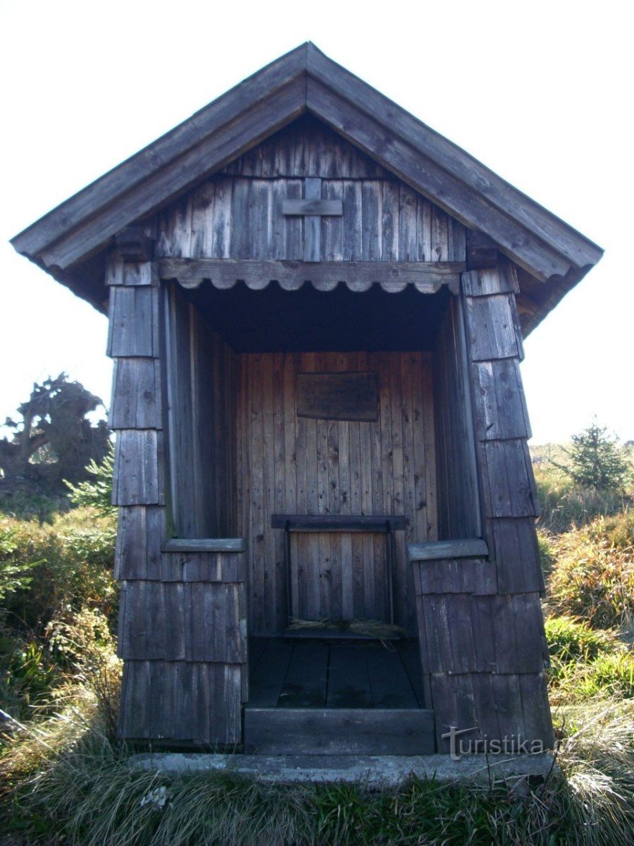 Een houten kapel voor het jachthuis