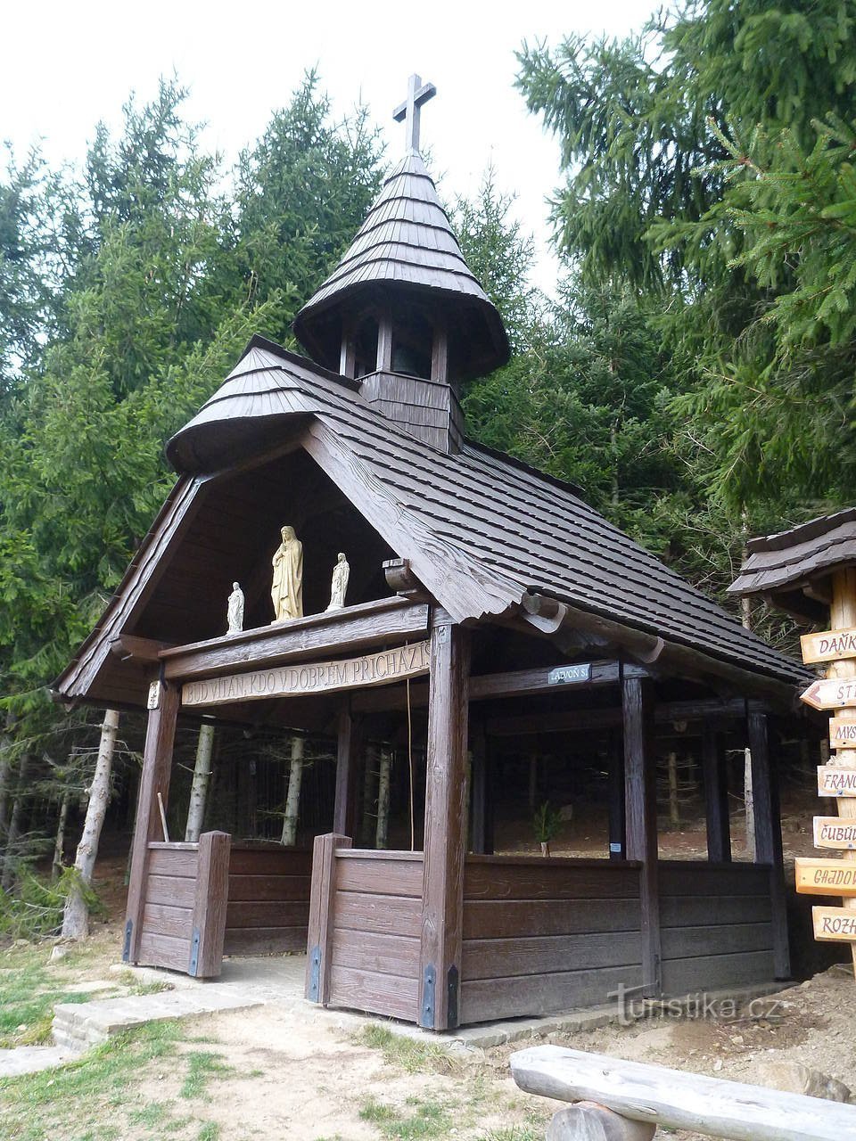 Eine hölzerne Kapelle mit einer Glocke und ungewöhnlich