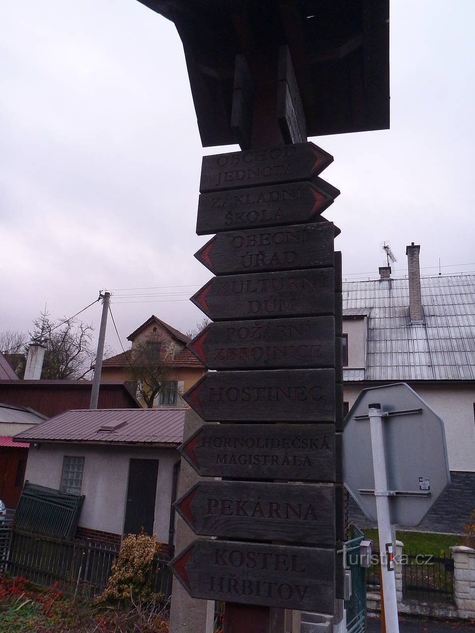 Eine hölzerne Kapelle mit einer Glocke und ungewöhnlich