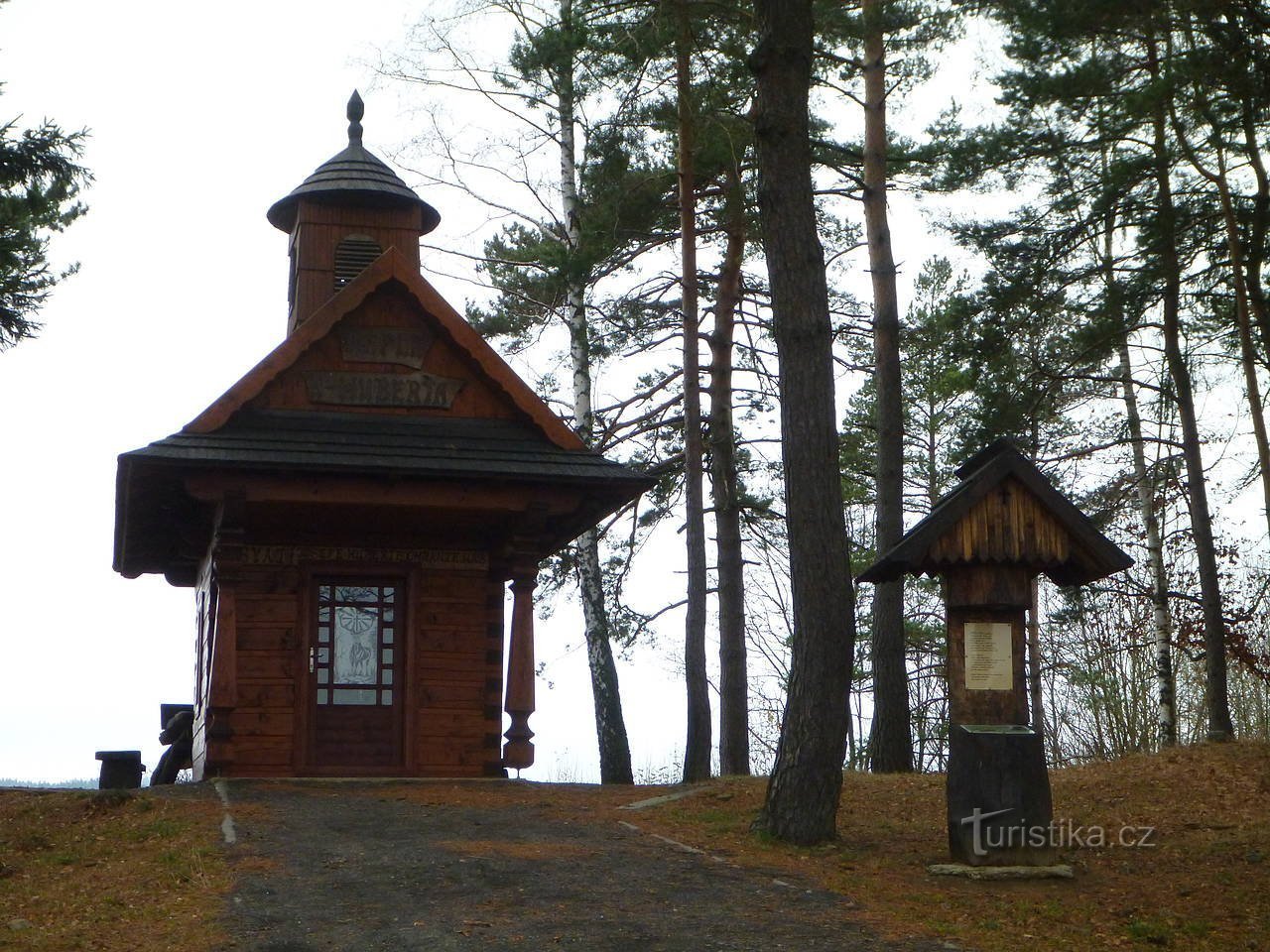 A capela de madeira de St. Hubert acima de Valašská Senicá.