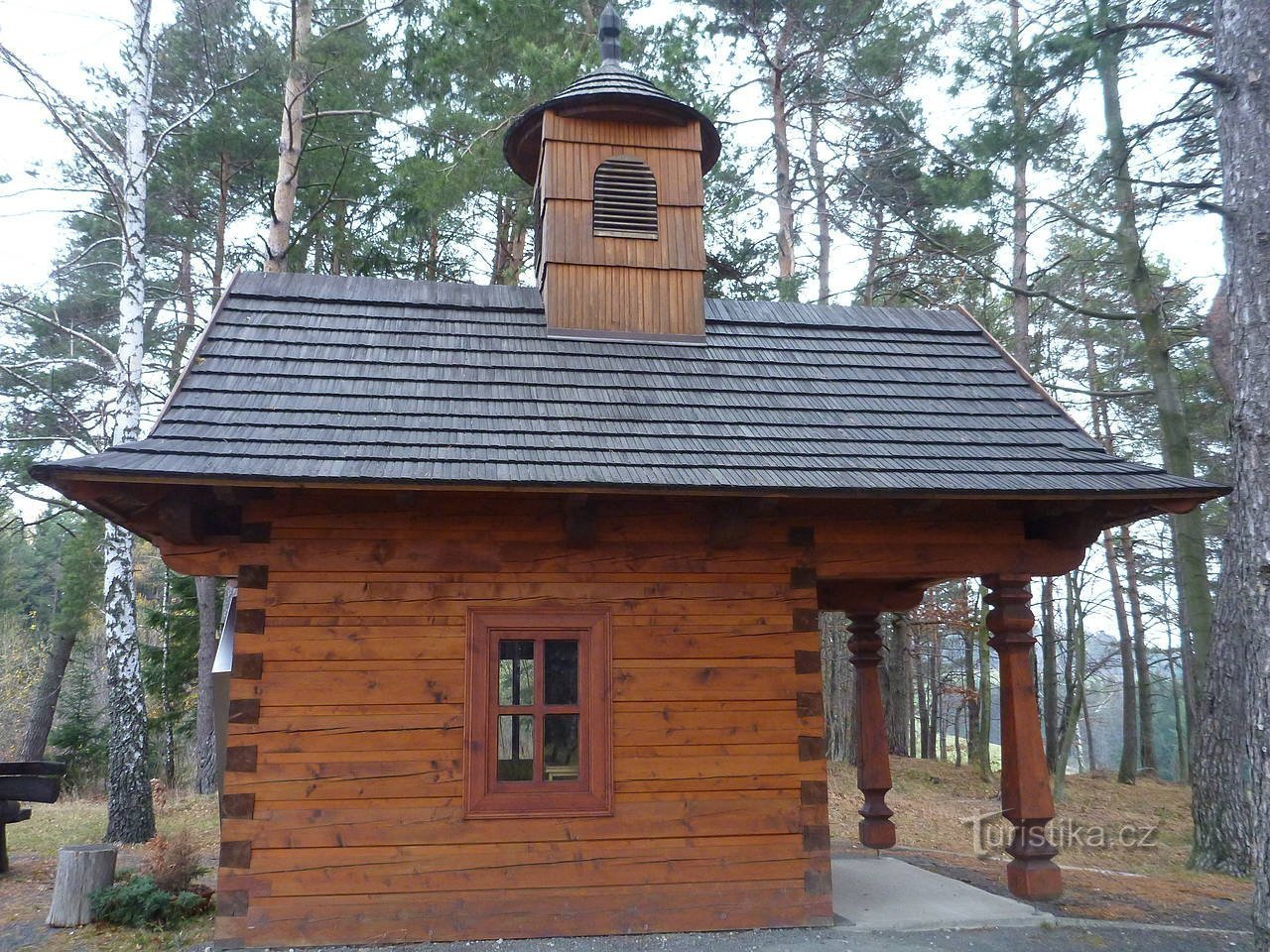 A capela de madeira de St. Hubert acima de Valašská Senicá.