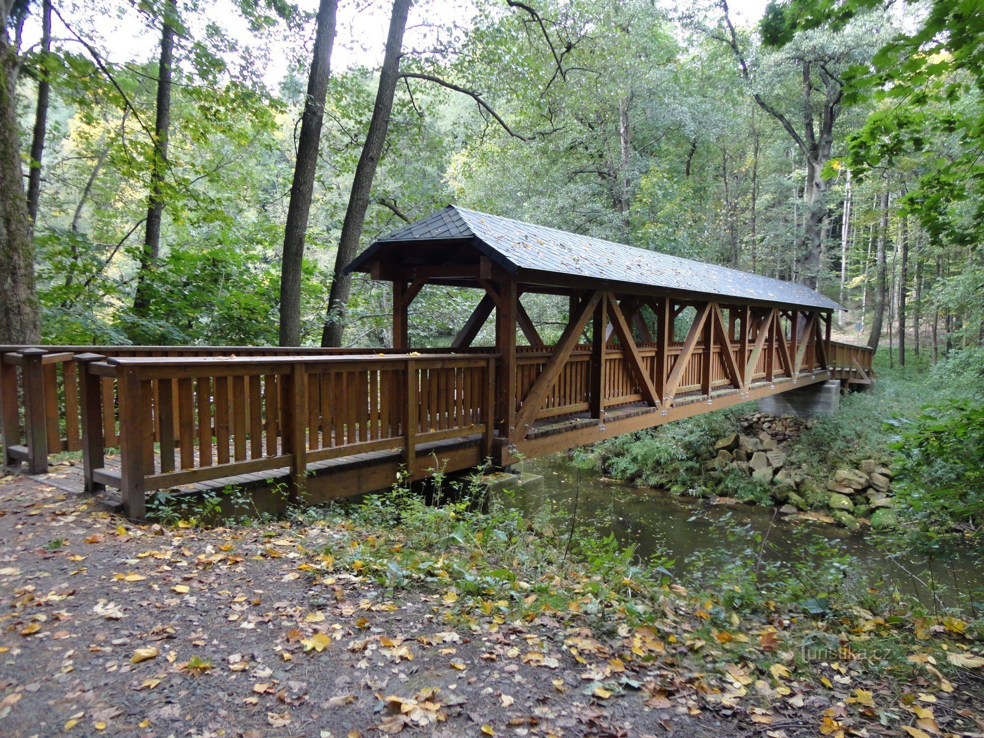 Pasarela de madera sobre el Úpa