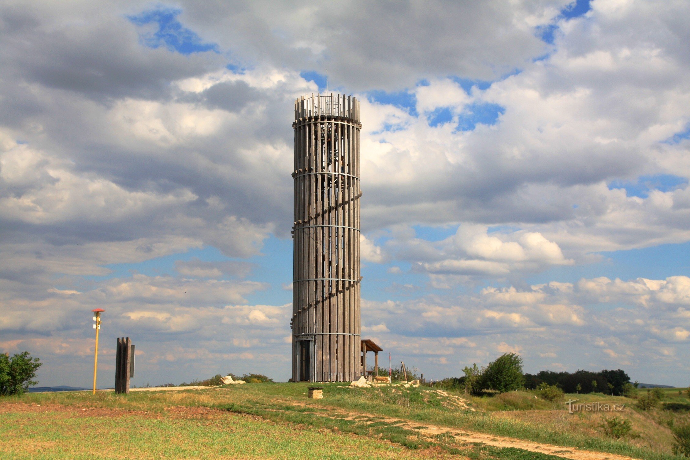 Drewniana wieża widokowa Wieża z akacji na szczycie Výhon