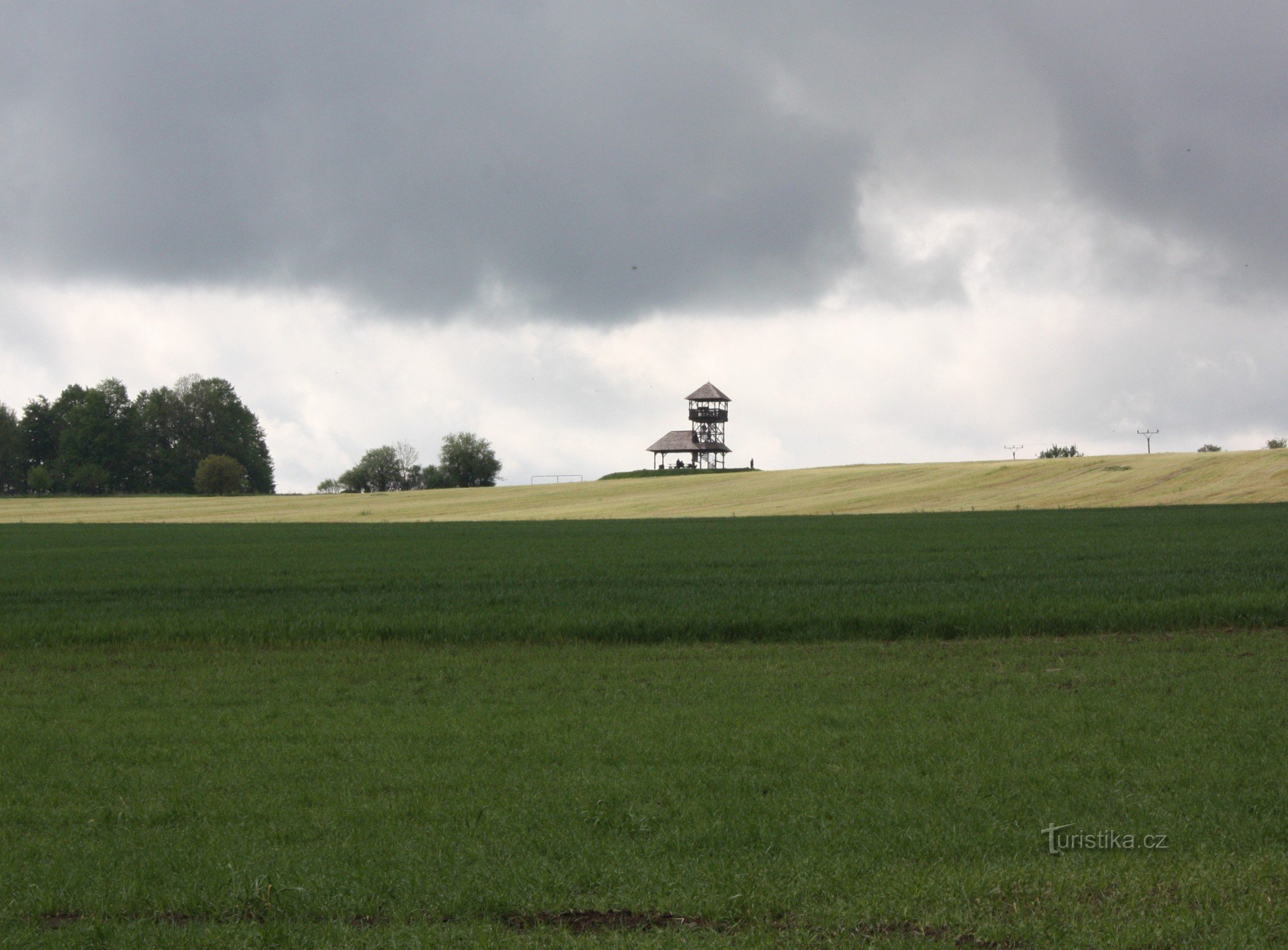 Boika houten uitkijktoren op het Keltische pad in het IJzergebergte