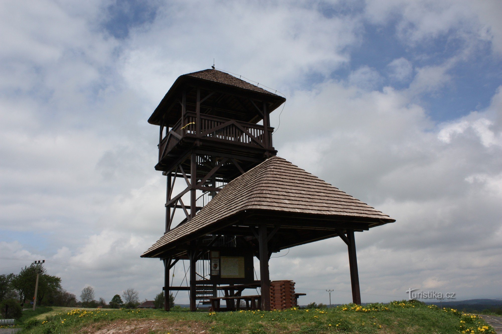 Boika houten uitkijktoren op het Keltische pad in het IJzergebergte