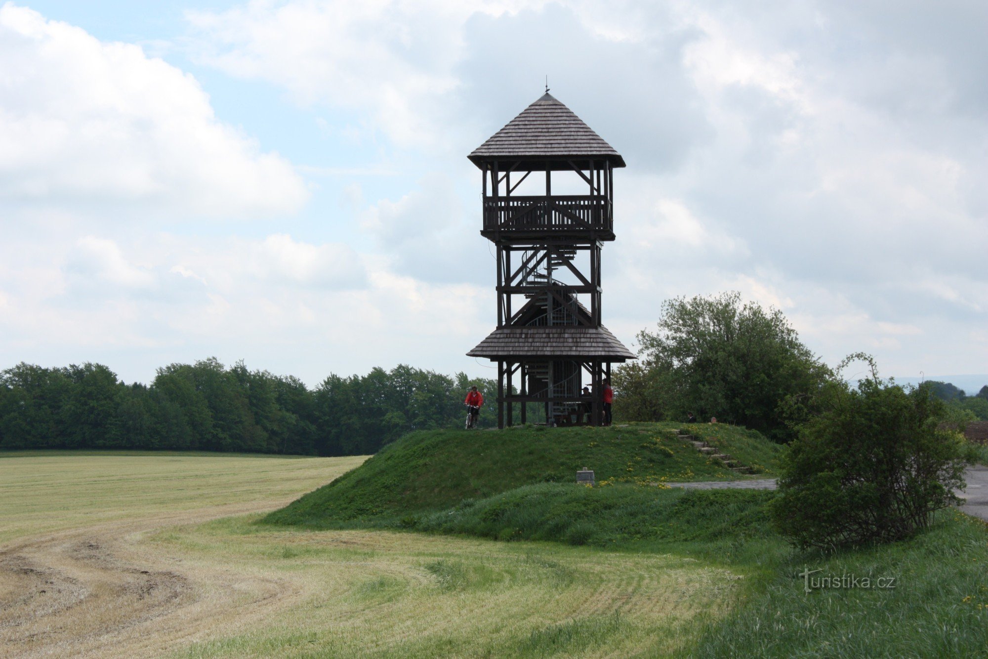 Torre di avvistamento in legno Boika sul sentiero celtico nelle montagne di ferro